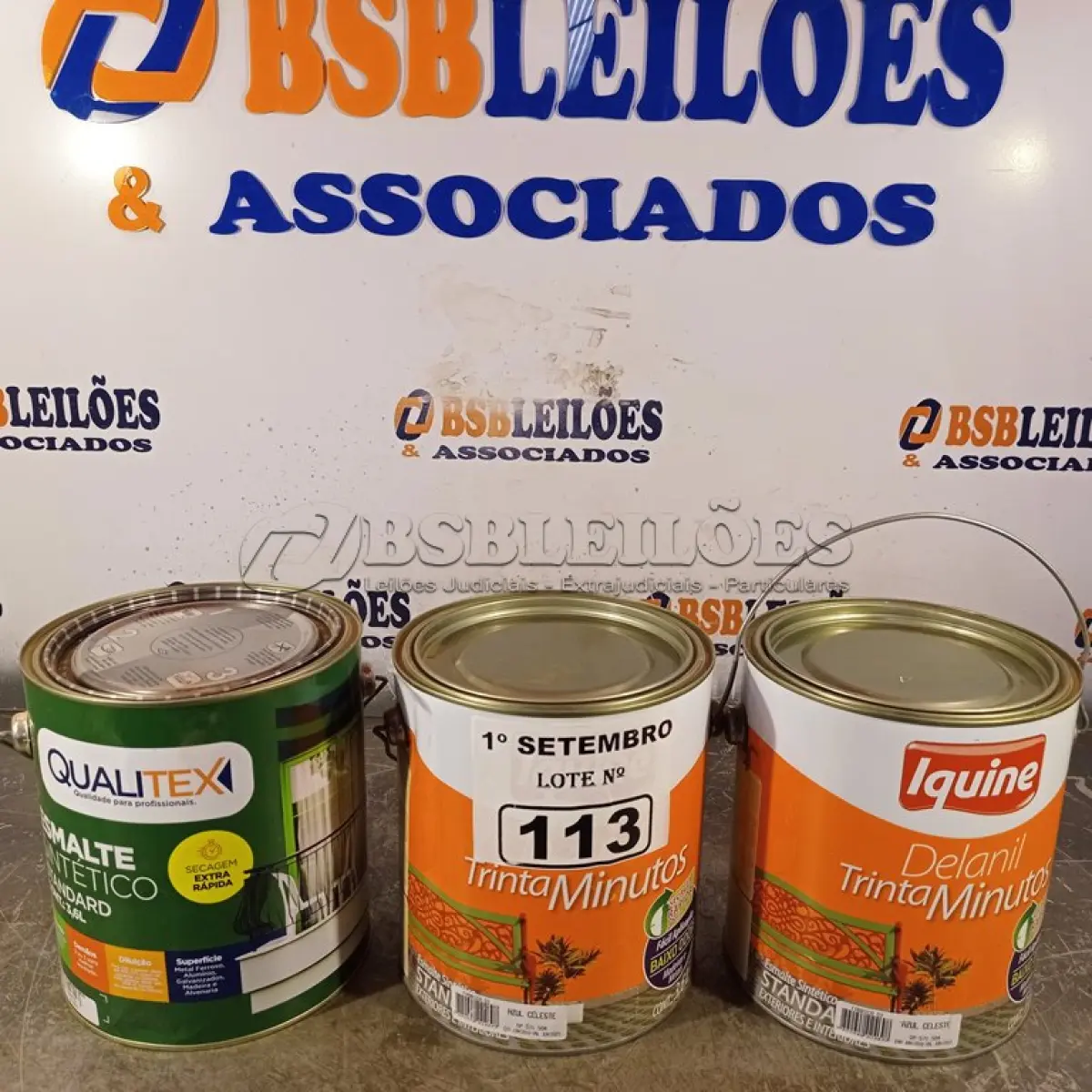 LOTE 113 - 03 GALÕES DE ESMALTE SINTÉTICO SENDO: 02 IQUINE 3,6L NA COR AZUL CELESTE E 01 QUALITEX 3,6L BRANCO NEVE. (NO ESTADO) ATENÇÃO! FAZER A VISITAÇÃO ANTES DE ARREMATAR, NÃO SABEMOS SE FUNCIONA. LEILÃO NÃO TEM GARANTIA E NEM DEVOLUÇÃO, SUJEITO A POSSÍVEIS AVARIAS VISÍVEIS/OCULTAS E/OU AUSÊNCIA DE COMPONENTES.