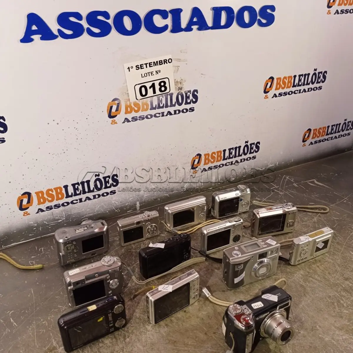 LOTE 018 - 01 LOTE COM VÁRIAS CÂMERAS FOTOGRÁFICAS MARCAS E MODELOS DIVERSOS. (NO ESTADO) ATENÇÃO! FAZER A VISITAÇÃO ANTES DE ARREMATAR, NÃO SABEMOS SE FUNCIONA. LEILÃO NÃO TEM GARANTIA E NEM DEVOLUÇÃO, SUJEITO A POSSÍVEIS AVARIAS VISÍVEIS/OCULTAS E/OU AUSÊNCIA DE COMPONENTES.