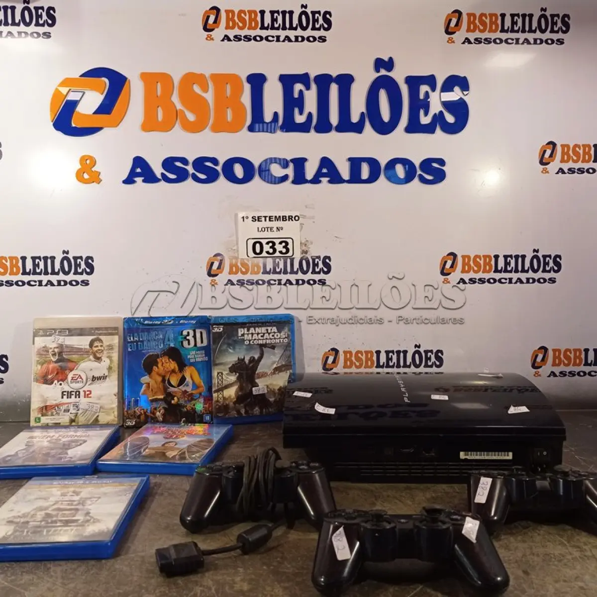 LOTE 033 - 01 PS3 COM 02 CONTROLES, 01 JOGO PS3 FIFA-12, VÁRIOS CDS BLU-RAY. (NO ESTADO) ATENÇÃO! FAZER A VISITAÇÃO ANTES DE ARREMATAR, NÃO SABEMOS SE FUNCIONA. LEILÃO NÃO TEM GARANTIA E NEM DEVOLUÇÃO, SUJEITO A POSSÍVEIS AVARIAS VISÍVEIS/OCULTAS E/OU AUSÊNCIA DE COMPONENTES.