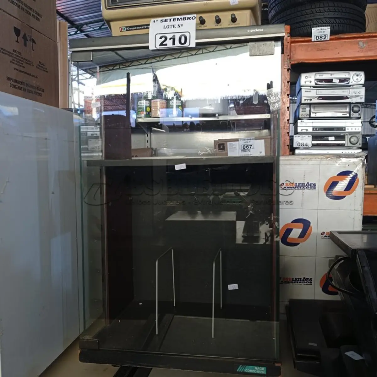 LOTE 210 - 01 RACK EM MADEIRA COM TAMPO DE VIDRO, 01 TV DE TUBO E 01 ANTENA INTERNA. (NO ESTADO) ATENÇÃO! FAZER A VISITAÇÃO ANTES DE ARREMATAR, NÃO SABEMOS SE FUNCIONA. LEILÃO NÃO TEM GARANTIA E NEM DEVOLUÇÃO, SUJEITO A POSSÍVEIS AVARIAS VISÍVEIS/OCULTAS E/OU AUSÊNCIA DE COMPONENTES.