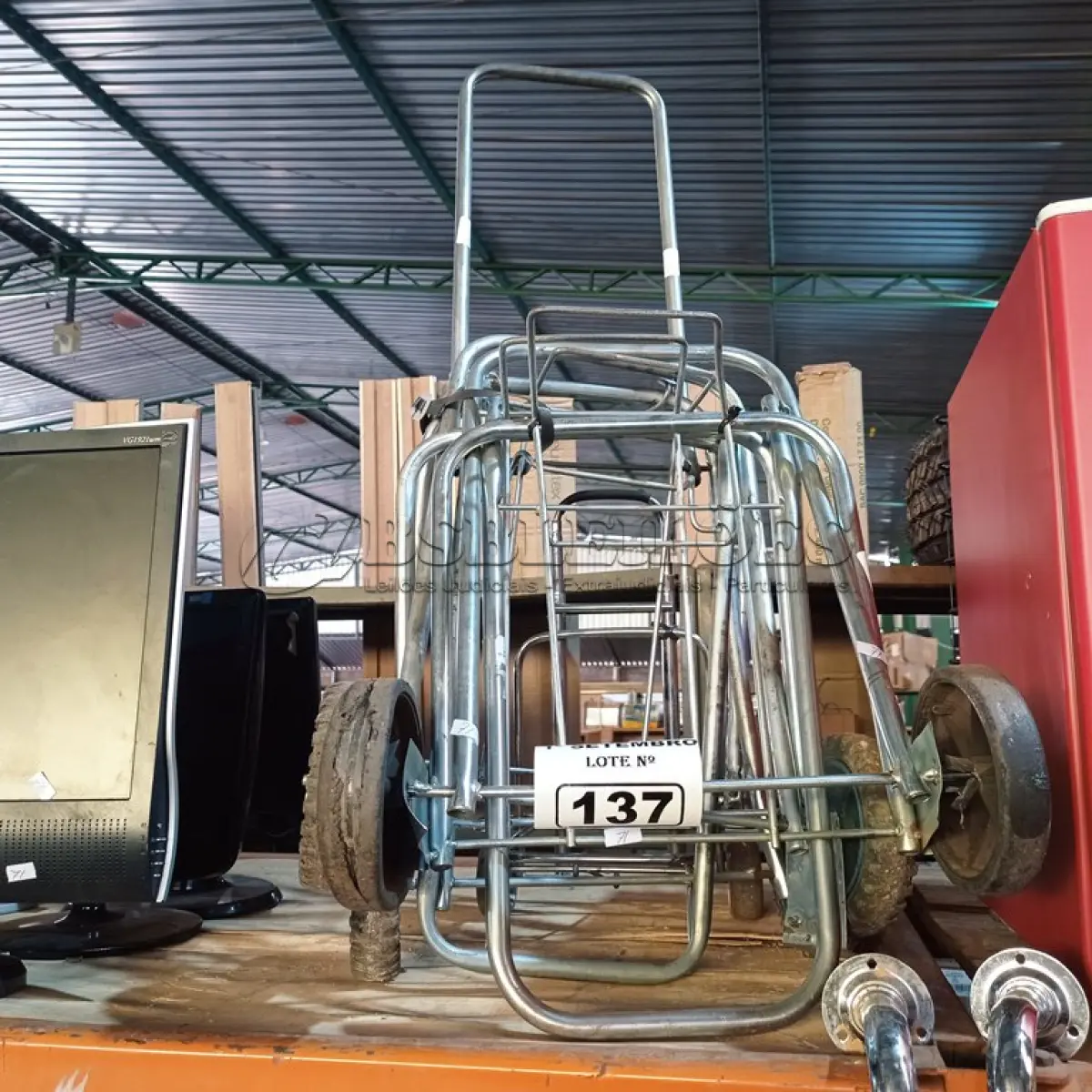 LOTE 137 - 03 CARRINHOS PARA TRANSPORTE DE CARGAS COM AVARIAS. (NO ESTADO) ATENÇÃO! FAZER A VISITAÇÃO ANTES DE ARREMATAR, NÃO SABEMOS SE FUNCIONA. LEILÃO NÃO TEM GARANTIA E NEM DEVOLUÇÃO, SUJEITO A POSSÍVEIS AVARIAS VISÍVEIS/OCULTAS E/OU AUSÊNCIA DE COMPONENTES.