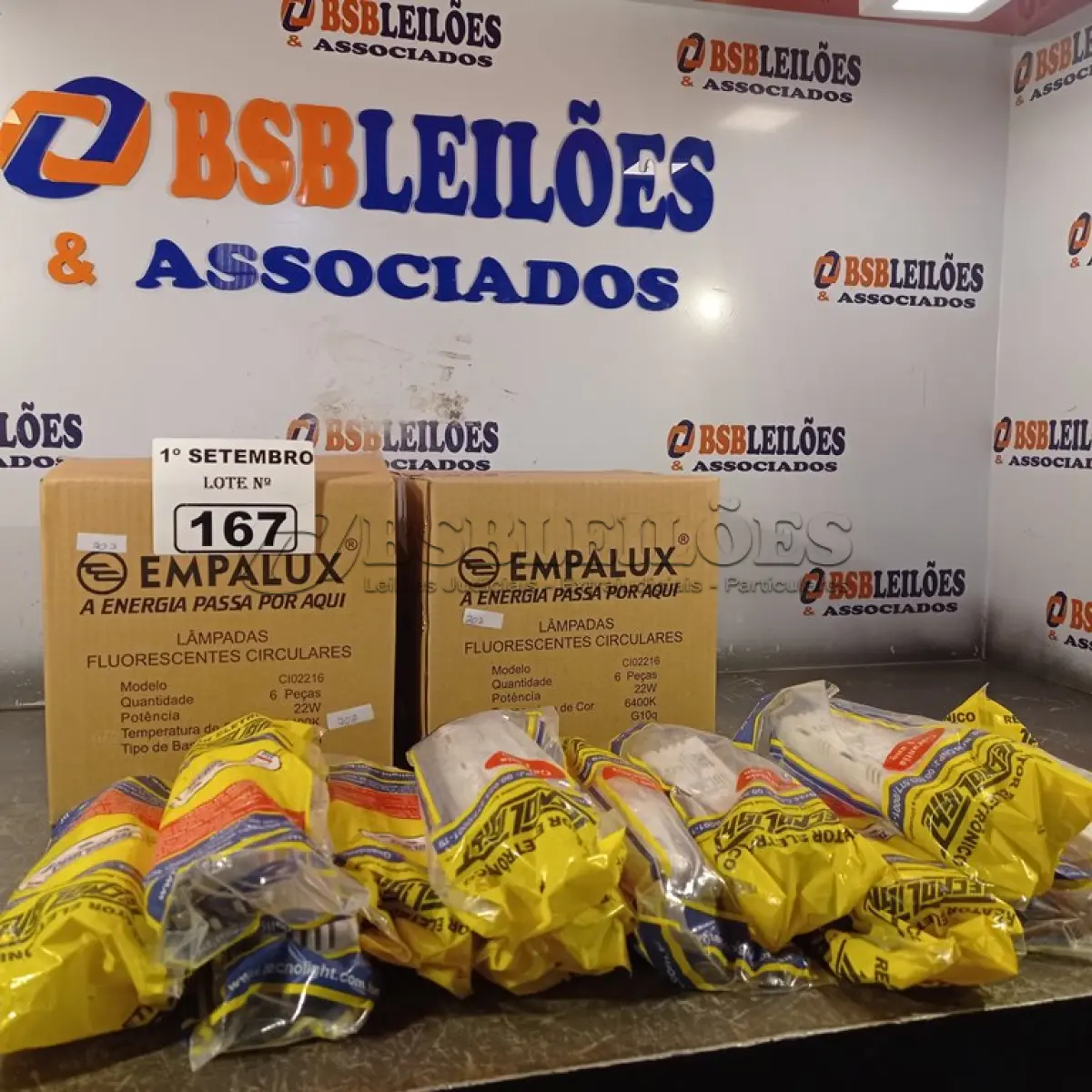 LOTE 167 - 12 LÂMPADAS FLUORESCENTE CIRCULAR 6400K 22W E 12 REATORES 1X22W. (NO ESTADO) ATENÇÃO! FAZER A VISITAÇÃO ANTES DE ARREMATAR, NÃO SABEMOS SE FUNCIONA. LEILÃO NÃO TEM GARANTIA E NEM DEVOLUÇÃO, SUJEITO A POSSÍVEIS AVARIAS VISÍVEIS/OCULTAS E/OU AUSÊNCIA DE COMPONENTES.