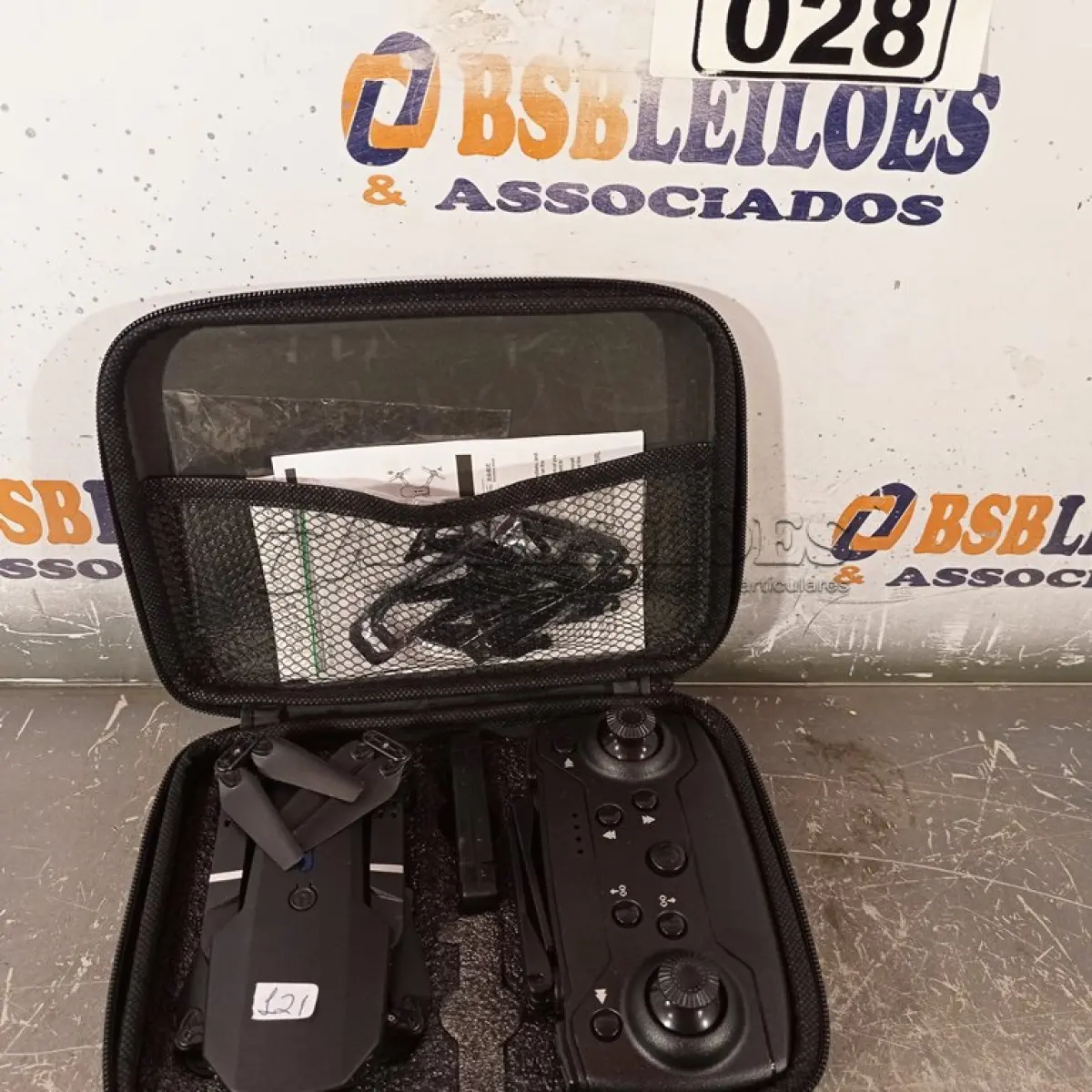 LOTE 028 - 01 DRONE PRO88. (NO ESTADO) ATENÇÃO! FAZER A VISITAÇÃO ANTES DE ARREMATAR, NÃO SABEMOS SE FUNCIONA. LEILÃO NÃO TEM GARANTIA E NEM DEVOLUÇÃO, SUJEITO A POSSÍVEIS AVARIAS VISÍVEIS/OCULTAS E/OU AUSÊNCIA DE COMPONENTES.