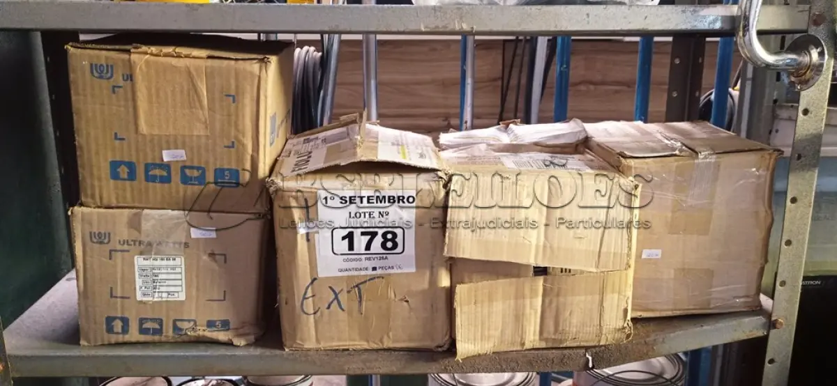 LOTE 178 - 05 CAIXAS COM REATORES PARA LÂMPADAS DE VAPOR METÁLICO. (NO ESTADO) ATENÇÃO! FAZER A VISITAÇÃO ANTES DE ARREMATAR, NÃO SABEMOS SE FUNCIONA. LEILÃO NÃO TEM GARANTIA E NEM DEVOLUÇÃO, SUJEITO A POSSÍVEIS AVARIAS VISÍVEIS/OCULTAS E/OU AUSÊNCIA DE COMPONENTES.
