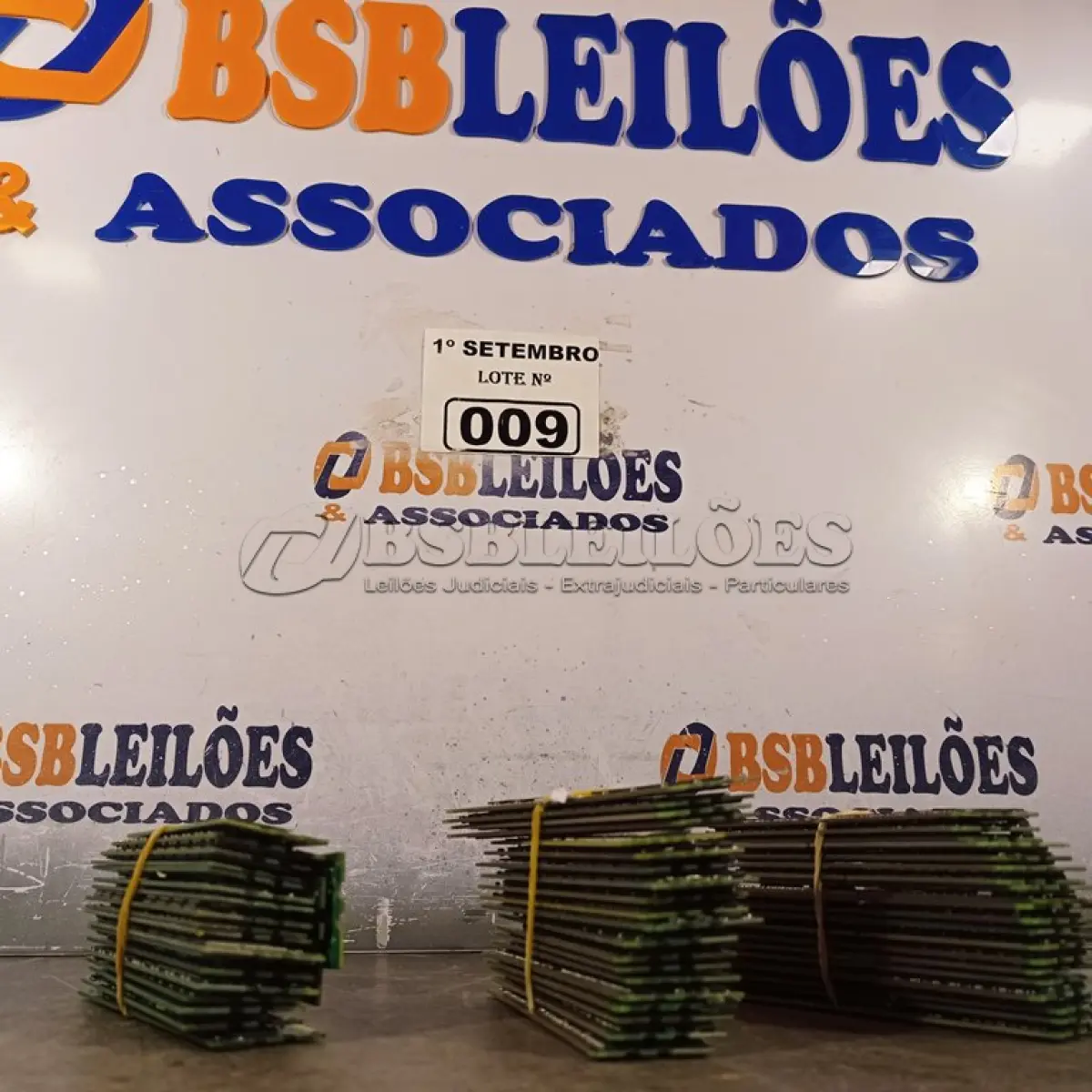 LOTE 009 - 01 LOTE COM VÁRIAS MEMORIAS PARA PC MARCAS E MODELOS DIVERSOS. (NO ESTADO) ATENÇÃO! FAZER A VISITAÇÃO ANTES DE ARREMATAR, NÃO SABEMOS SE FUNCIONA. LEILÃO NÃO TEM GARANTIA E NEM DEVOLUÇÃO, SUJEITO A POSSÍVEIS AVARIAS VISÍVEIS/OCULTAS E/OU AUSÊNCIA DE COMPONENTES.