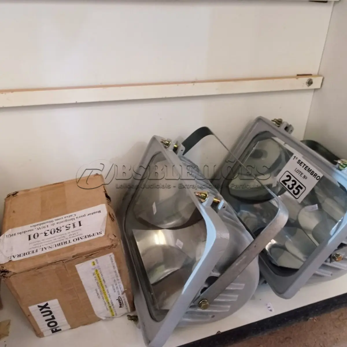LOTE 235 - 02 LUMINÁRIAS DE PÁTIO E 04 REATORES PARA LÂMPADA VAPOR METÁLICO 150W. (NO ESTADO) ATENÇÃO! FAZER A VISITAÇÃO ANTES DE ARREMATAR, NÃO SABEMOS SE FUNCIONA. LEILÃO NÃO TEM GARANTIA E NEM DEVOLUÇÃO, SUJEITO A POSSÍVEIS AVARIAS VISÍVEIS/OCULTAS E/OU AUSÊNCIA DE COMPONENTES.