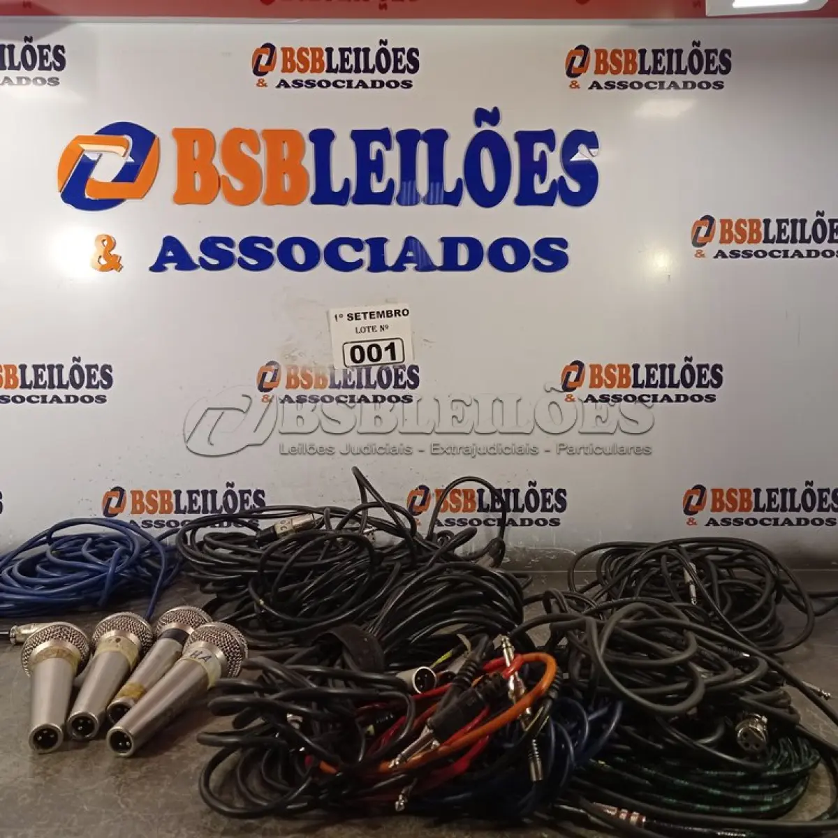 LOTE 001 - 01 LOTE COM VÁRIOS COM VÁRIOS MICROFONES E CABOS MARCAS E MODELOS DIVERSOS. (NO ESTADO) ATENÇÃO! FAZER A VISITAÇÃO ANTES DE ARREMATAR, NÃO SABEMOS SE FUNCIONA. LEILÃO NÃO TEM GARANTIA E NEM DEVOLUÇÃO, SUJEITO A POSSÍVEIS AVARIAS VISÍVEIS/OCULTAS E/OU AUSÊNCIA DE COMPONENTES.