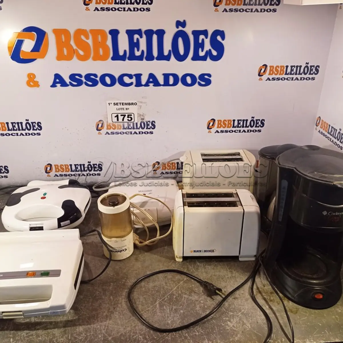 LOTE 175 - 03 SANDUICHEIRAS, 02 TORRADEIRAS, 01 MINI PROCESSADOR E 02 CAFETEIRAS INCOMPLETAS. (NO ESTADO) ATENÇÃO! FAZER A VISITAÇÃO ANTES DE ARREMATAR, NÃO SABEMOS SE FUNCIONA. LEILÃO NÃO TEM GARANTIA E NEM DEVOLUÇÃO, SUJEITO A POSSÍVEIS AVARIAS VISÍVEIS/OCULTAS E/OU AUSÊNCIA DE COMPONENTES.
