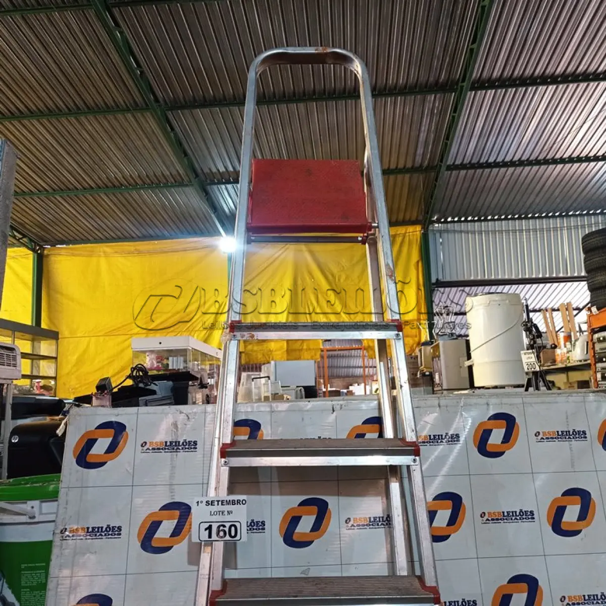 LOTE 160 - 01 ESCADA 06 DEGRAUS EM ALUMIO COM AVARIAS. (NO ESTADO) ATENÇÃO! FAZER A VISITAÇÃO ANTES DE ARREMATAR, NÃO SABEMOS SE FUNCIONA. LEILÃO NÃO TEM GARANTIA E NEM DEVOLUÇÃO, SUJEITO A POSSÍVEIS AVARIAS VISÍVEIS/OCULTAS E/OU AUSÊNCIA DE COMPONENTES.
