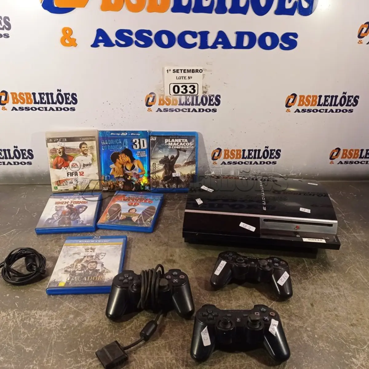 LOTE 033 - 01 PS3 COM 02 CONTROLES, 01 JOGO PS3 FIFA-12, VÁRIOS CDS BLU-RAY. (NO ESTADO) ATENÇÃO! FAZER A VISITAÇÃO ANTES DE ARREMATAR, NÃO SABEMOS SE FUNCIONA. LEILÃO NÃO TEM GARANTIA E NEM DEVOLUÇÃO, SUJEITO A POSSÍVEIS AVARIAS VISÍVEIS/OCULTAS E/OU AUSÊNCIA DE COMPONENTES.