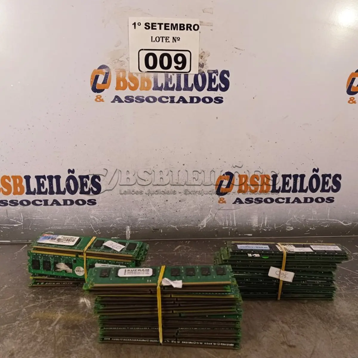 LOTE 009 - 01 LOTE COM VÁRIAS MEMORIAS PARA PC MARCAS E MODELOS DIVERSOS. (NO ESTADO) ATENÇÃO! FAZER A VISITAÇÃO ANTES DE ARREMATAR, NÃO SABEMOS SE FUNCIONA. LEILÃO NÃO TEM GARANTIA E NEM DEVOLUÇÃO, SUJEITO A POSSÍVEIS AVARIAS VISÍVEIS/OCULTAS E/OU AUSÊNCIA DE COMPONENTES.
