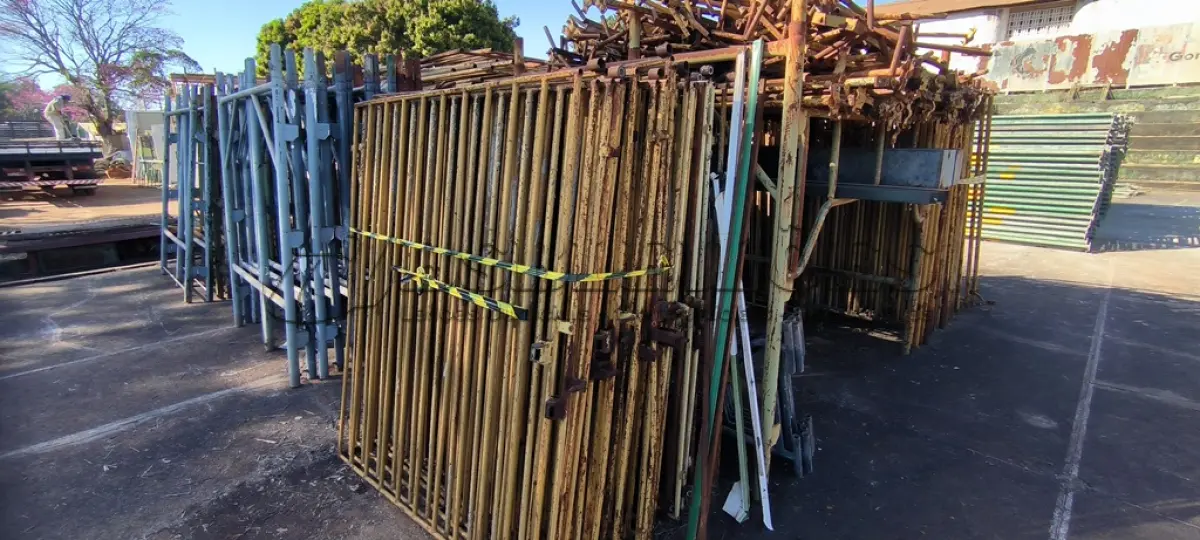 LOTE 067 - 01 LOTE COM GRADES EM FERRO AMARELOS (OBS:SO AS AMARELAS ) (NO ESTADO)