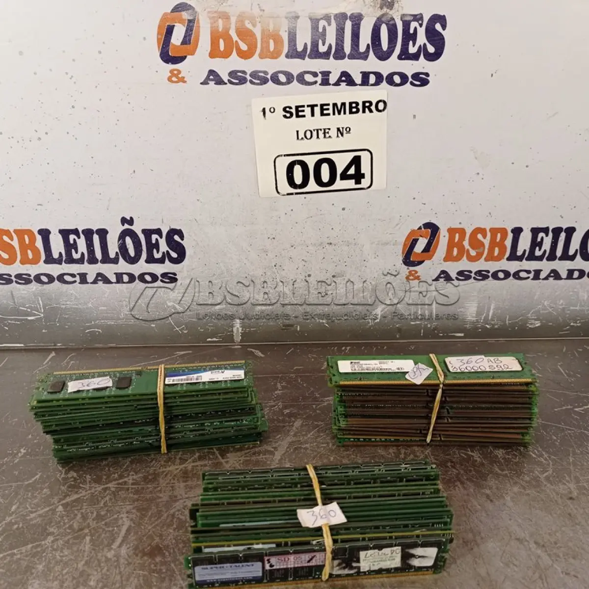 LOTE 004 - 01 LOTE COM VÁRIAS MEMORIAS PARA PC MARCAS E MODELOS DIVERSOS. (NO ESTADO) ATENÇÃO! FAZER A VISITAÇÃO ANTES DE ARREMATAR, NÃO SABEMOS SE FUNCIONA. LEILÃO NÃO TEM GARANTIA E NEM DEVOLUÇÃO, SUJEITO A POSSÍVEIS AVARIAS VISÍVEIS/OCULTAS E/OU AUSÊNCIA DE COMPONENTES.