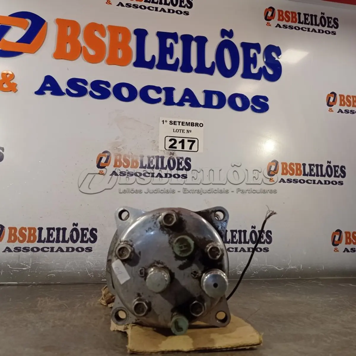 LOTE 217 - 01 MOTOR DE AR CONDICIONADO AUTOMOTIVO. (NO ESTADO) ATENÇÃO! FAZER A VISITAÇÃO ANTES DE ARREMATAR, NÃO SABEMOS SE FUNCIONA. LEILÃO NÃO TEM GARANTIA E NEM DEVOLUÇÃO, SUJEITO A POSSÍVEIS AVARIAS VISÍVEIS/OCULTAS E/OU AUSÊNCIA DE COMPONENTES.