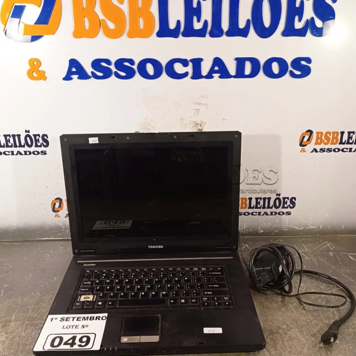 LOTE 049 - 01 NOTEBOOK MARCA TOSHIBA. (NO ESTADO) ATENÇÃO! FAZER A VISITAÇÃO ANTES DE ARREMATAR, NÃO SABEMOS SE FUNCIONA. LEILÃO NÃO TEM GARANTIA E NEM DEVOLUÇÃO, SUJEITO A POSSÍVEIS AVARIAS VISÍVEIS/OCULTAS E/OU AUSÊNCIA DE COMPONENTES.