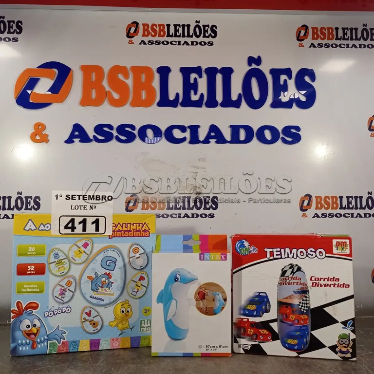 LOTE 411 - 02 BONECOS JOÃO TEIMOSO SENDO 01 GOLFINHO E 01 ALFABETO DE MADEIRA DA GALINHA PINTADINHA. (NO ESTADO) ATENÇÃO! FAZER A VISITAÇÃO ANTES DE ARREMATAR, NÃO SABEMOS SE FUNCIONA. LEILÃO NÃO TEM GARANTIA E NEM DEVOLUÇÃO, SUJEITO A POSSÍVEIS AVARIAS VISÍVEIS/OCULTAS E/OU AUSÊNCIA DE COMPONENTES.