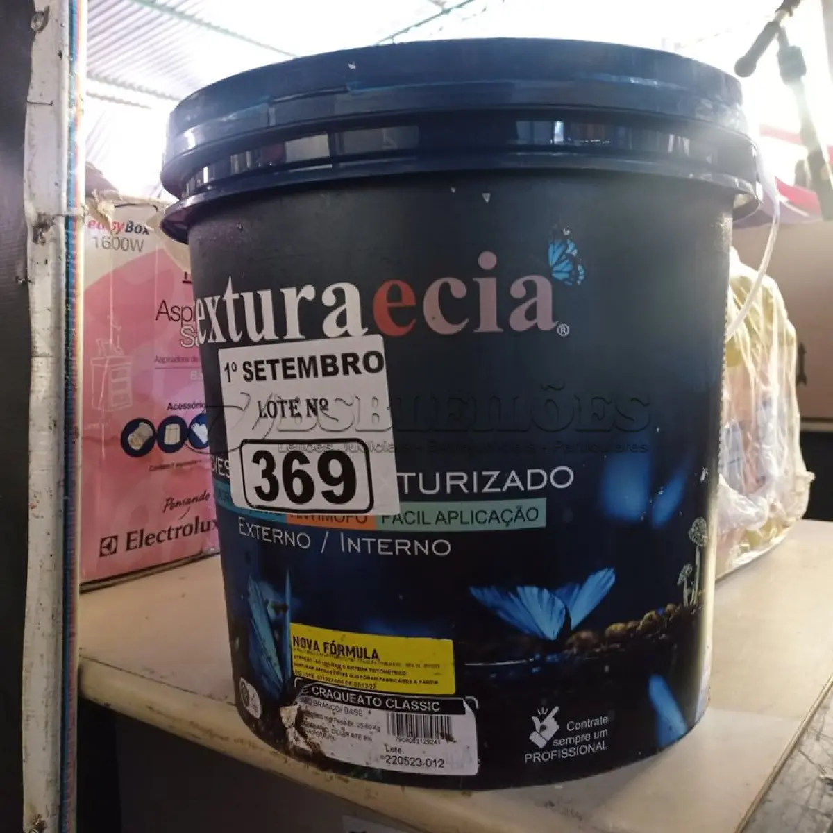LOTE 369 - 01 BALDE DE REVESTIMENTO TEXTURIZADO HIDRO-REPELENTE ANTIMOFO COR BRANCO BASE 25KG. (NO ESTADO) ATENÇÃO! FAZER A VISITAÇÃO ANTES DE ARREMATAR, NÃO SABEMOS SE FUNCIONA. LEILÃO NÃO TEM GARANTIA E NEM DEVOLUÇÃO, SUJEITO A POSSÍVEIS AVARIAS VISÍVEIS/OCULTAS E/OU AUSÊNCIA DE COMPONENTES.