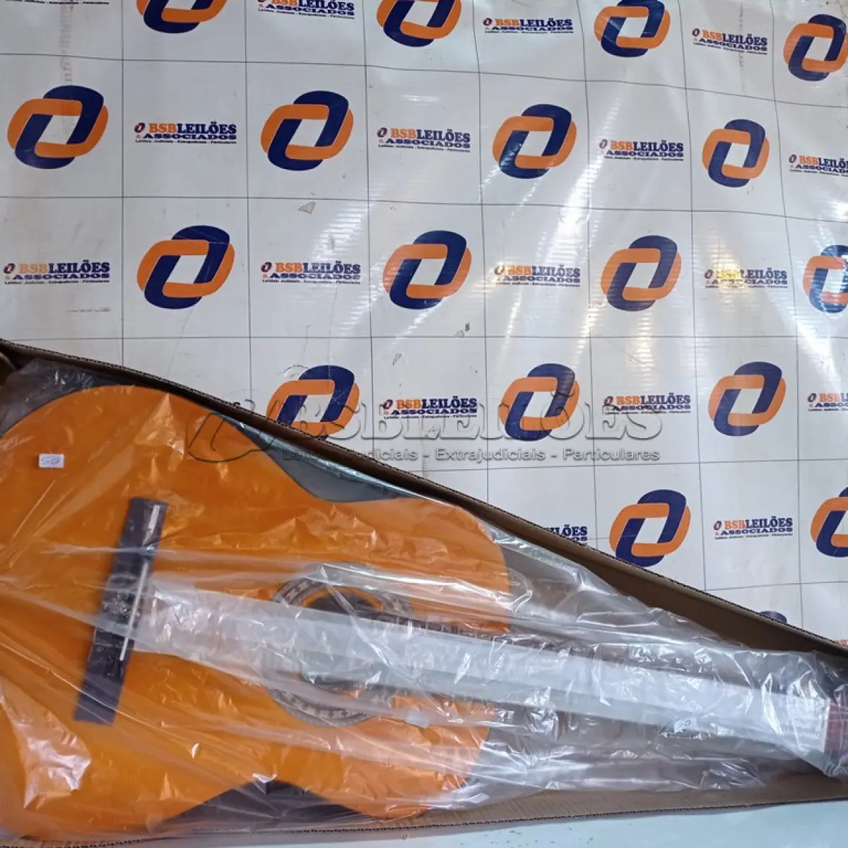 LOTE 451 - 01 VIOLÃO KASHIMA. (NO ESTADO) ATENÇÃO! FAZER A VISITAÇÃO ANTES DE ARREMATAR, NÃO SABEMOS SE FUNCIONA. LEILÃO NÃO TEM GARANTIA E NEM DEVOLUÇÃO, SUJEITO A POSSÍVEIS AVARIAS VISÍVEIS/OCULTAS E/OU AUSÊNCIA DE COMPONENTES.