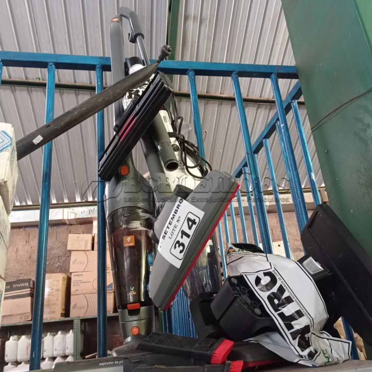 LOTE 314 - 02 ASPIRADORES DE PÓ MARCAS E MODELOS DIVERSOS. (NO ESTADO) ATENÇÃO! FAZER A VISITAÇÃO ANTES DE ARREMATAR, NÃO SABEMOS SE FUNCIONA. LEILÃO NÃO TEM GARANTIA E NEM DEVOLUÇÃO, SUJEITO A POSSÍVEIS AVARIAS VISÍVEIS/OCULTAS E/OU AUSÊNCIA DE COMPONENTES.