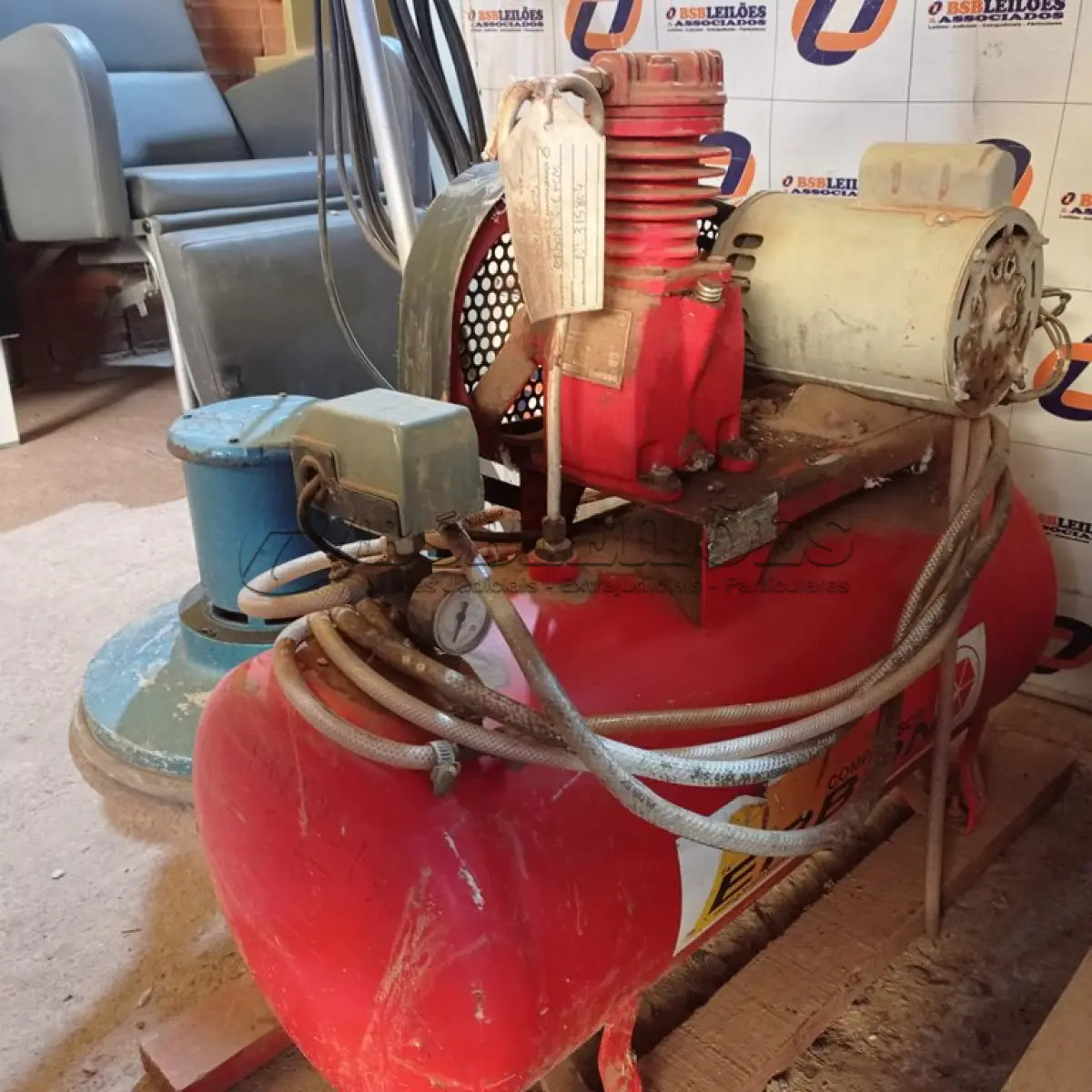 LOTE 531 - 01 COMPRESSOR DE AR COM MOTOR MONOFÁSICO DE 1CV. (NO ESTADO) ATENÇÃO! FAZER A VISITAÇÃO ANTES DE ARREMATAR, NÃO SABEMOS SE FUNCIONA. LEILÃO NÃO TEM GARANTIA E NEM DEVOLUÇÃO, SUJEITO A POSSÍVEIS AVARIAS VISÍVEIS/OCULTAS E/OU AUSÊNCIA DE COMPONENTES.