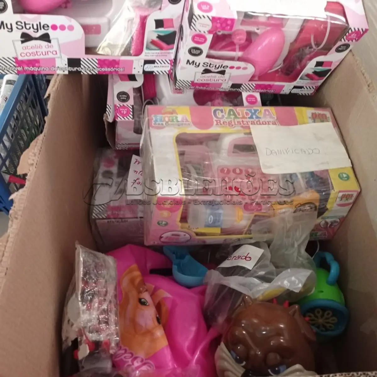 LOTE 495 - 01 LOTE COM VÁRIOS BRINQUEDOS COM AVARIAS. (NO ESTADO) ATENÇÃO! FAZER A VISITAÇÃO ANTES DE ARREMATAR, NÃO SABEMOS SE FUNCIONA. LEILÃO NÃO TEM GARANTIA E NEM DEVOLUÇÃO, SUJEITO A POSSÍVEIS AVARIAS VISÍVEIS/OCULTAS E/OU AUSÊNCIA DE COMPONENTES.