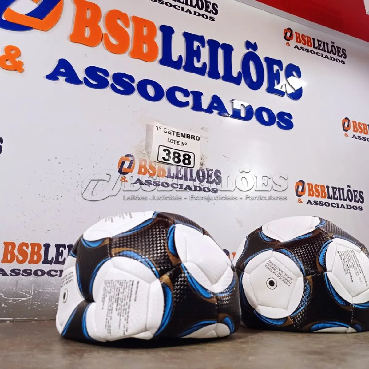 LOTE 388 - 02 BOLAS DE FUTEBOL. (NO ESTADO) ATENÇÃO! FAZER A VISITAÇÃO ANTES DE ARREMATAR, NÃO SABEMOS SE FUNCIONA. LEILÃO NÃO TEM GARANTIA E NEM DEVOLUÇÃO, SUJEITO A POSSÍVEIS AVARIAS VISÍVEIS/OCULTAS E/OU AUSÊNCIA DE COMPONENTES.