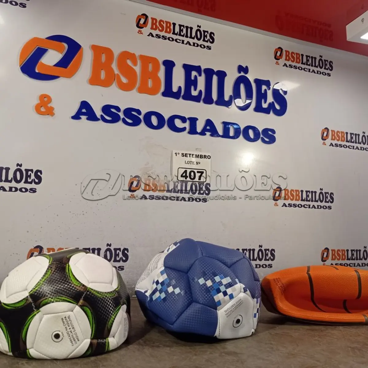 LOTE 407 - 01 BOLA DE BASQUETE E 02 BOLAS DE FUTEBOL. (NO ESTADO) ATENÇÃO! FAZER A VISITAÇÃO ANTES DE ARREMATAR, NÃO SABEMOS SE FUNCIONA. LEILÃO NÃO TEM GARANTIA E NEM DEVOLUÇÃO, SUJEITO A POSSÍVEIS AVARIAS VISÍVEIS/OCULTAS E/OU AUSÊNCIA DE COMPONENTES.