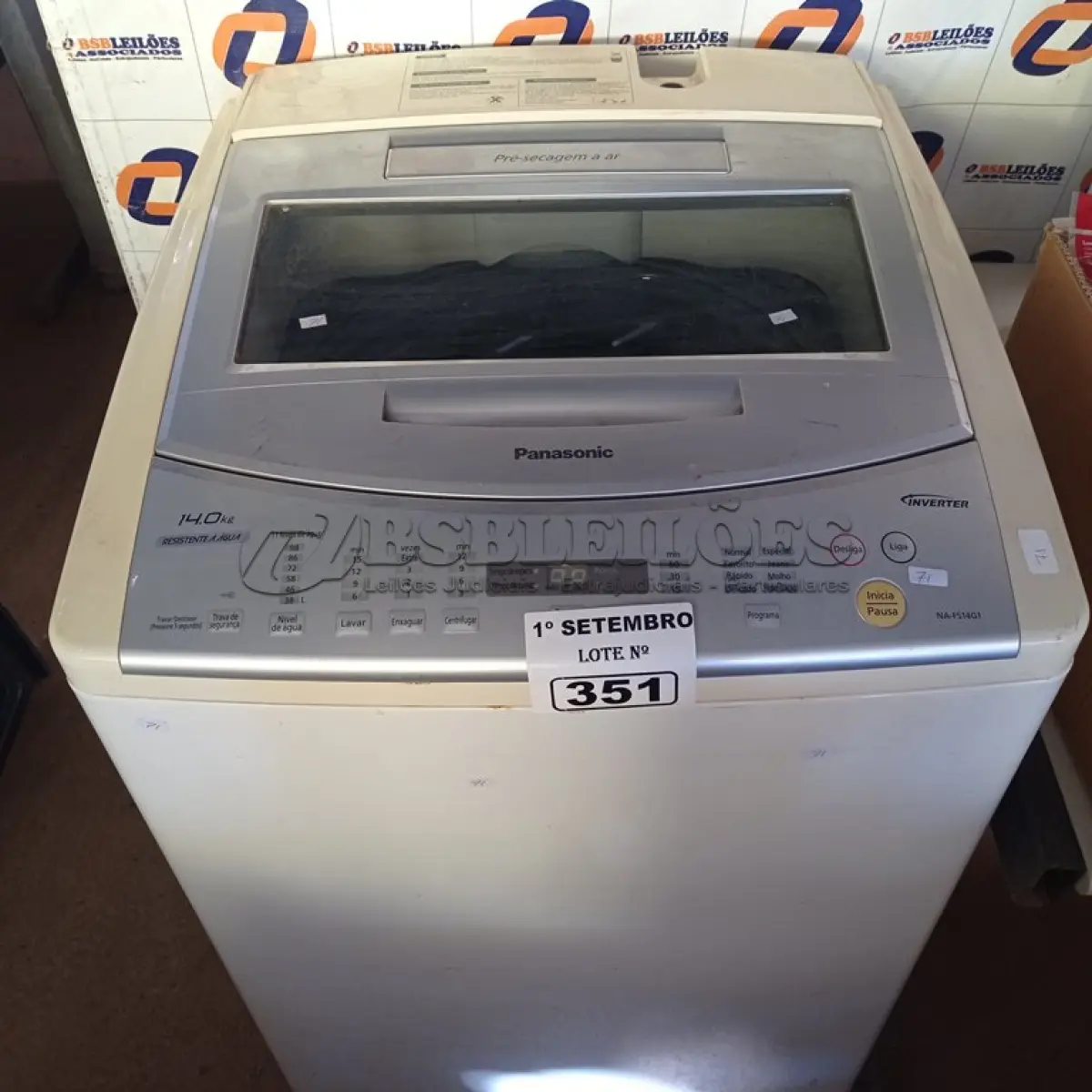 LOTE 351 - 01 MÁQUINA DE LAVAR ROUPAS MARCA PANASONIC CAPACIDADE 14KG 220V. (NO ESTADO) ATENÇÃO! FAZER A VISITAÇÃO ANTES DE ARREMATAR, NÃO SABEMOS SE FUNCIONA. LEILÃO NÃO TEM GARANTIA E NEM DEVOLUÇÃO, SUJEITO A POSSÍVEIS AVARIAS VISÍVEIS/OCULTAS E/OU AUSÊNCIA DE COMPONENTES.