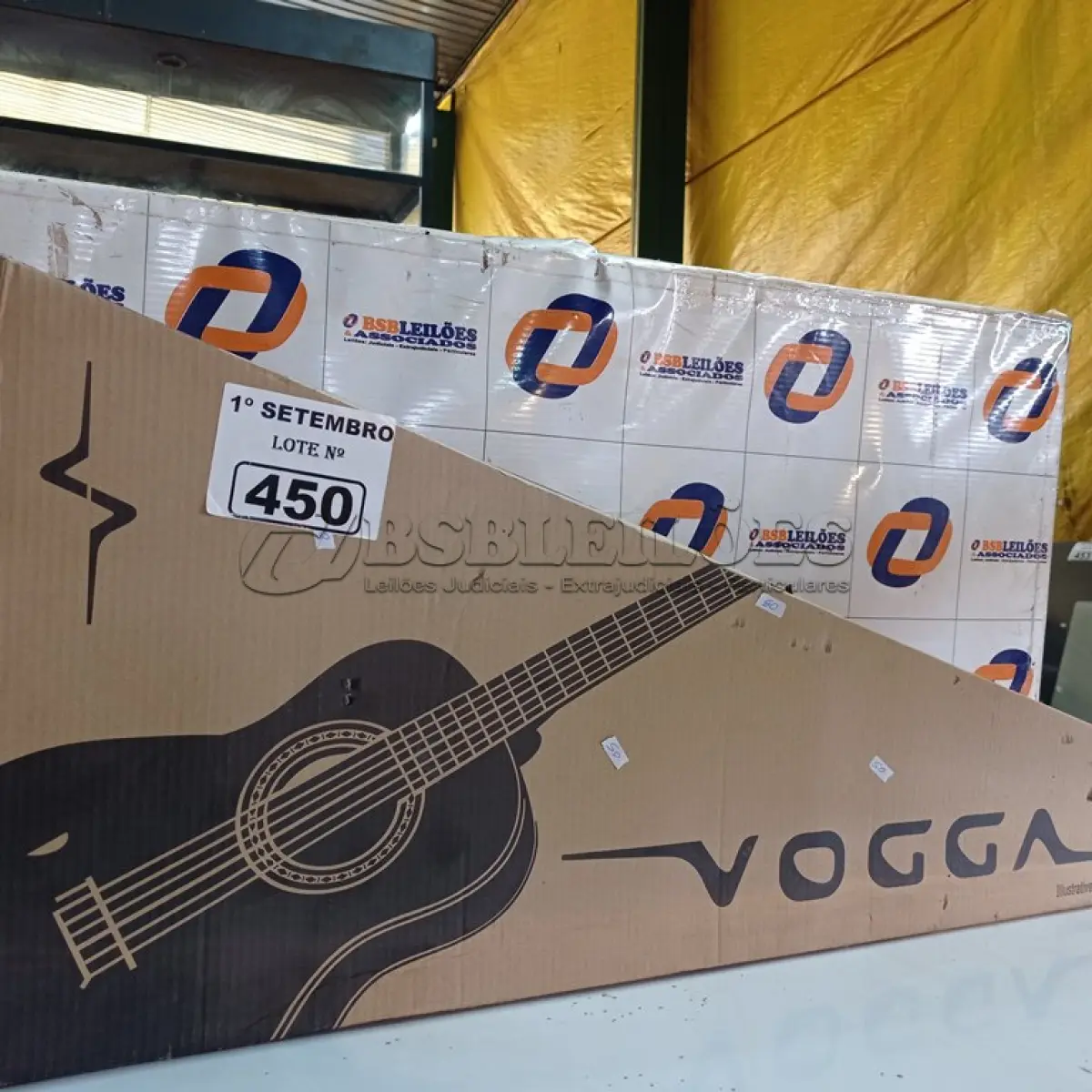 LOTE 450 - 01 VIOLÃO KASHIMA. (NO ESTADO) ATENÇÃO! FAZER A VISITAÇÃO ANTES DE ARREMATAR, NÃO SABEMOS SE FUNCIONA. LEILÃO NÃO TEM GARANTIA E NEM DEVOLUÇÃO, SUJEITO A POSSÍVEIS AVARIAS VISÍVEIS/OCULTAS E/OU AUSÊNCIA DE COMPONENTES.
