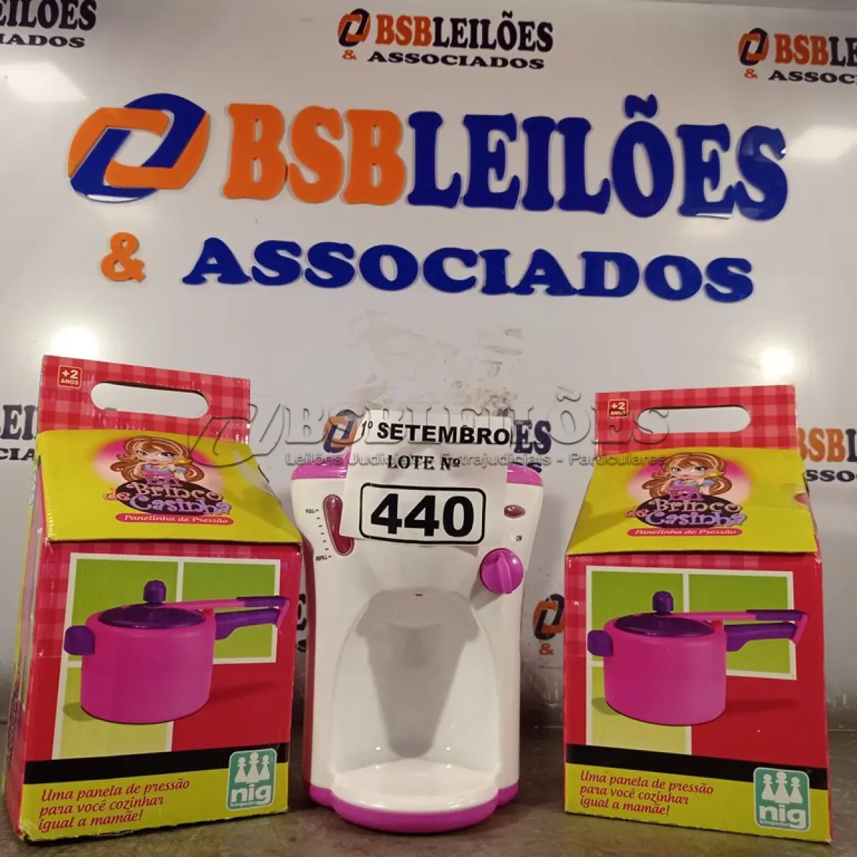 LOTE 440 - 02 PANELAS DE PRESSÃO E 01 CAFETEIRA. (NO ESTADO) ATENÇÃO! FAZER A VISITAÇÃO ANTES DE ARREMATAR, NÃO SABEMOS SE FUNCIONA. LEILÃO NÃO TEM GARANTIA E NEM DEVOLUÇÃO, SUJEITO A POSSÍVEIS AVARIAS VISÍVEIS/OCULTAS E/OU AUSÊNCIA DE COMPONENTES.