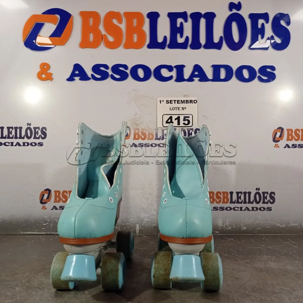 LOTE 415 - 01 PAR DE PATINS Nº31-34. (NO ESTADO) ATENÇÃO! FAZER A VISITAÇÃO ANTES DE ARREMATAR, NÃO SABEMOS SE FUNCIONA. LEILÃO NÃO TEM GARANTIA E NEM DEVOLUÇÃO, SUJEITO A POSSÍVEIS AVARIAS VISÍVEIS/OCULTAS E/OU AUSÊNCIA DE COMPONENTES.
