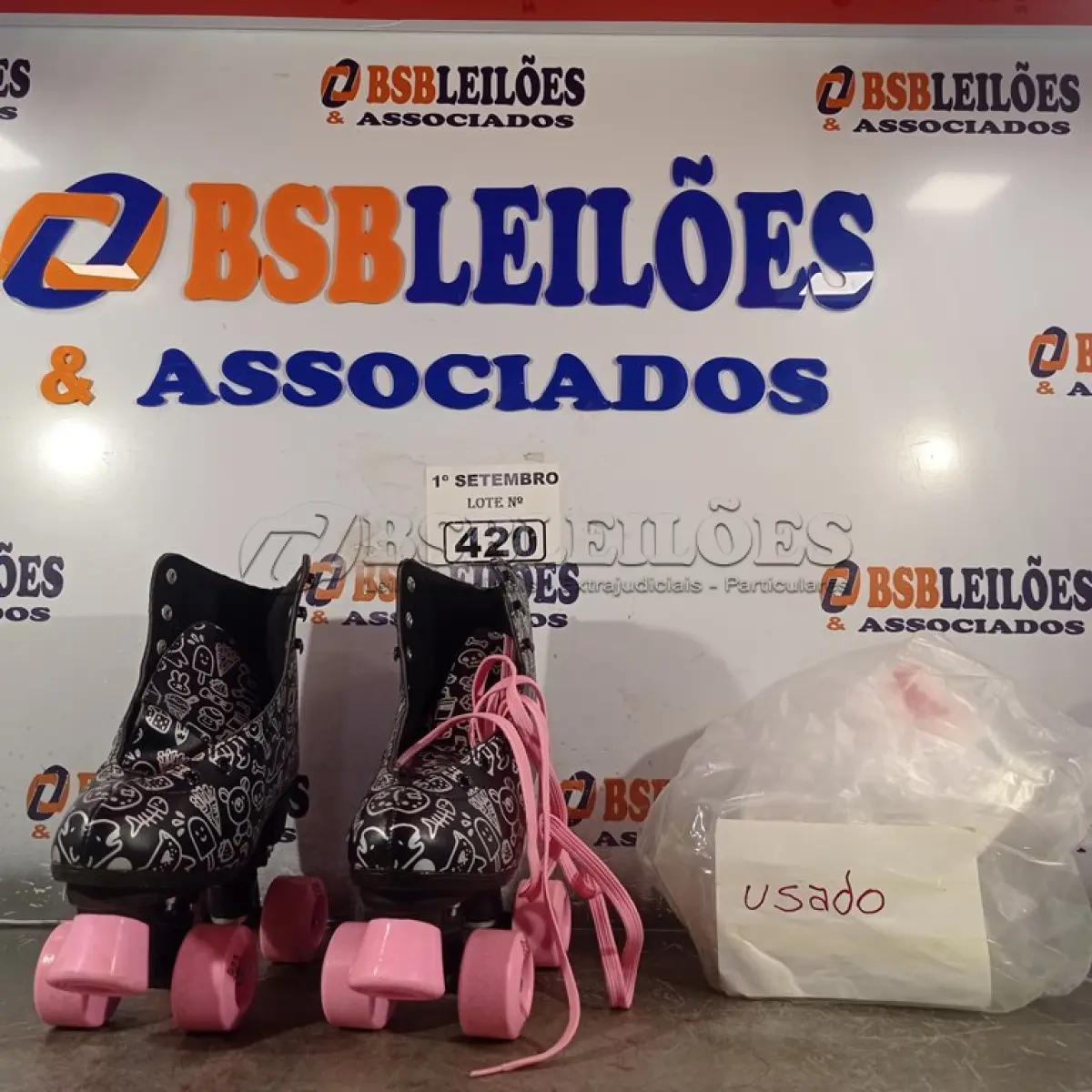 LOTE 420 - 01 PAR DE PATINS Nº36. (NO ESTADO) ATENÇÃO! FAZER A VISITAÇÃO ANTES DE ARREMATAR, NÃO SABEMOS SE FUNCIONA. LEILÃO NÃO TEM GARANTIA E NEM DEVOLUÇÃO, SUJEITO A POSSÍVEIS AVARIAS VISÍVEIS/OCULTAS E/OU AUSÊNCIA DE COMPONENTES.