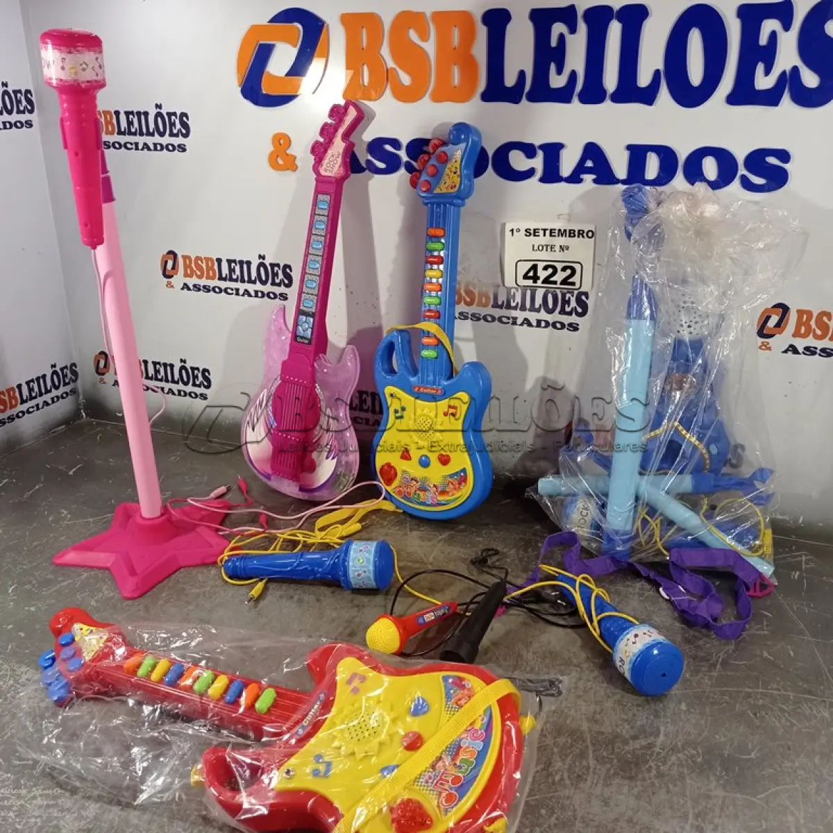 LOTE 422 - 01 LOTE COM VÁRIAS GUITARRAS E MICROFONES DE BRINQUEDO. (NO ESTADO) ATENÇÃO! FAZER A VISITAÇÃO ANTES DE ARREMATAR, NÃO SABEMOS SE FUNCIONA. LEILÃO NÃO TEM GARANTIA E NEM DEVOLUÇÃO, SUJEITO A POSSÍVEIS AVARIAS VISÍVEIS/OCULTAS E/OU AUSÊNCIA DE COMPONENTES.