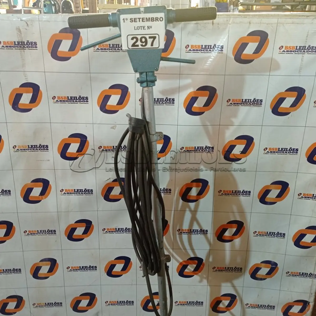 LOTE 297 - 01 ENCERADEIRA INDUSTRIAL. (NO ESTADO) ATENÇÃO! FAZER A VISITAÇÃO ANTES DE ARREMATAR, NÃO SABEMOS SE FUNCIONA. LEILÃO NÃO TEM GARANTIA E NEM DEVOLUÇÃO, SUJEITO A POSSÍVEIS AVARIAS VISÍVEIS/OCULTAS E/OU AUSÊNCIA DE COMPONENTES.
