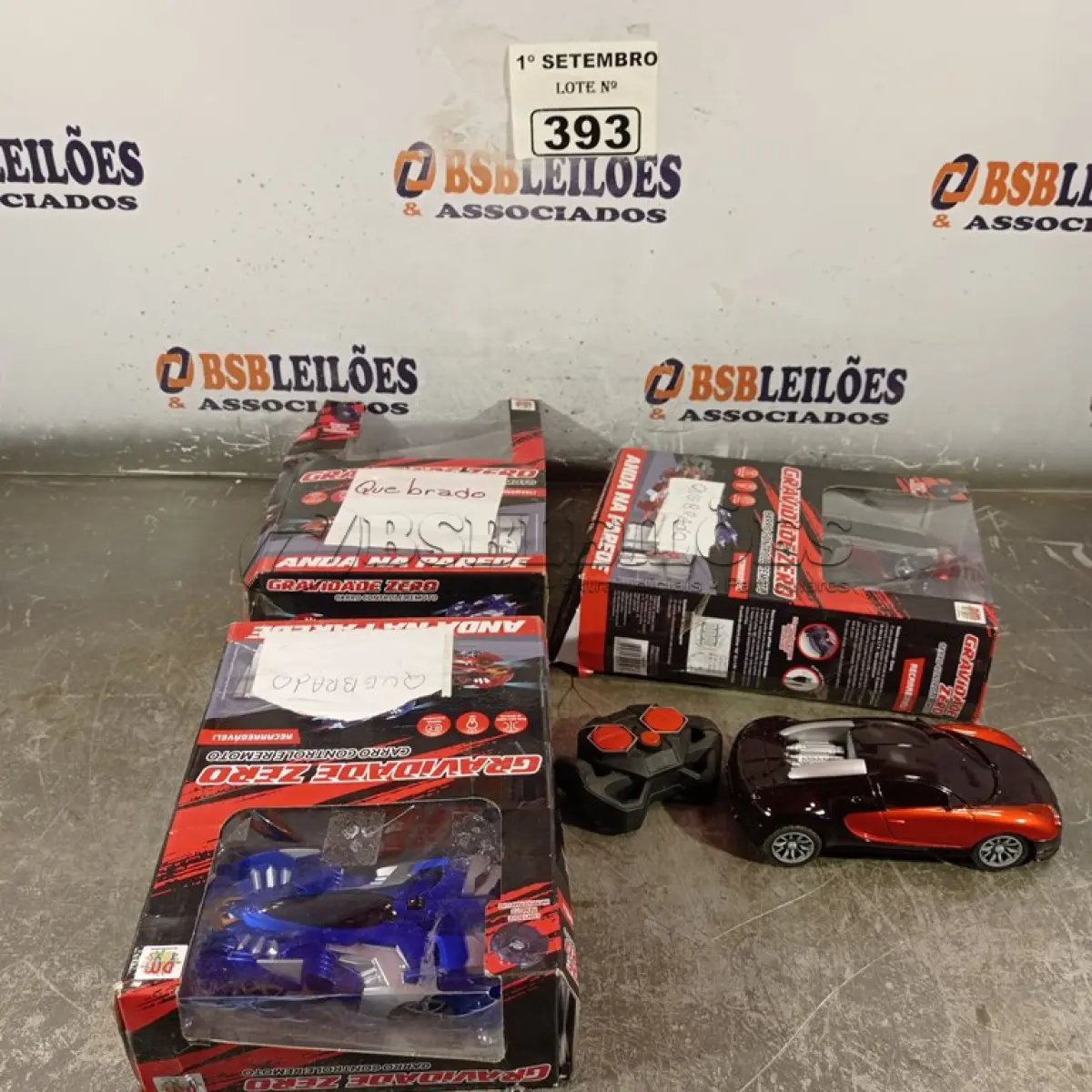 LOTE 393 - 03 CARRINHOS DE CONTROLE REMOTO. (NO ESTADO) ATENÇÃO! FAZER A VISITAÇÃO ANTES DE ARREMATAR, NÃO SABEMOS SE FUNCIONA. LEILÃO NÃO TEM GARANTIA E NEM DEVOLUÇÃO, SUJEITO A POSSÍVEIS AVARIAS VISÍVEIS/OCULTAS E/OU AUSÊNCIA DE COMPONENTES.