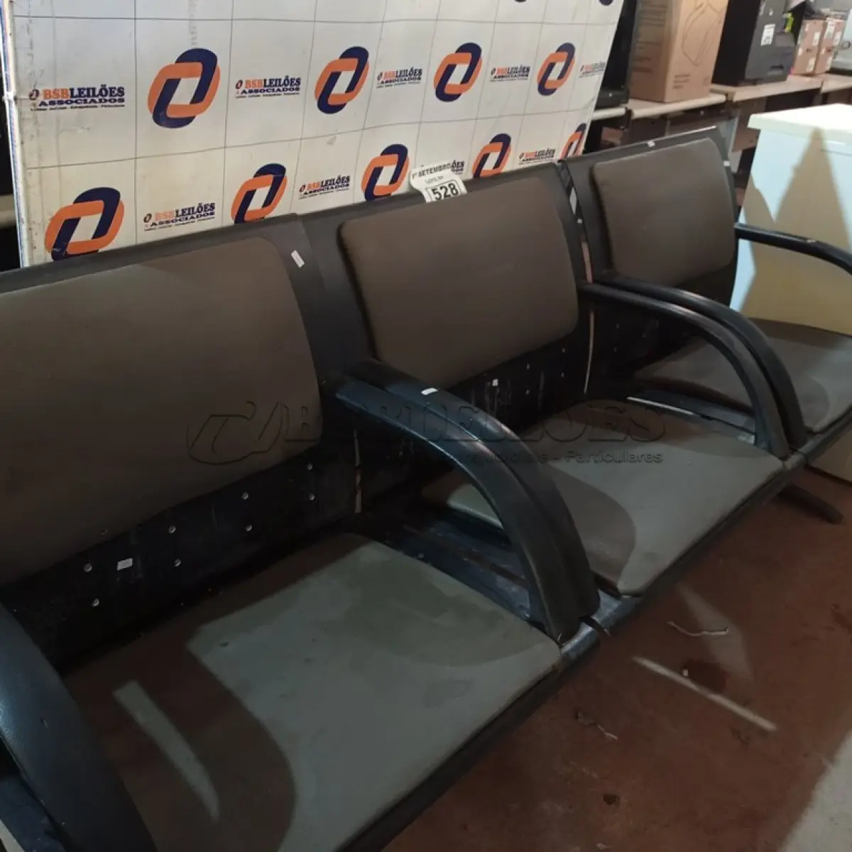 LOTE 528 - 01 LONGARINA DE 03 LUGARES. (NO ESTADO) ATENÇÃO! FAZER A VISITAÇÃO ANTES DE ARREMATAR, NÃO SABEMOS SE FUNCIONA. LEILÃO NÃO TEM GARANTIA E NEM DEVOLUÇÃO, SUJEITO A POSSÍVEIS AVARIAS VISÍVEIS/OCULTAS E/OU AUSÊNCIA DE COMPONENTES.