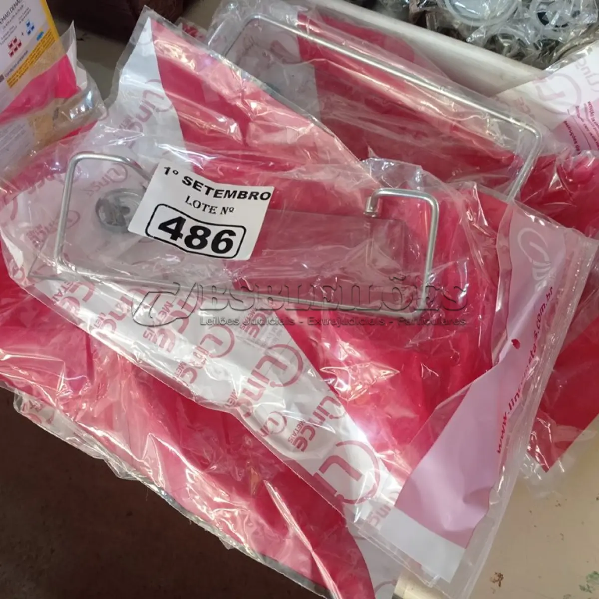LOTE 486 - 06 PRATELEIRAS PORTAM SHAMPOO. (NO ESTADO) ATENÇÃO! FAZER A VISITAÇÃO ANTES DE ARREMATAR, NÃO SABEMOS SE FUNCIONA. LEILÃO NÃO TEM GARANTIA E NEM DEVOLUÇÃO, SUJEITO A POSSÍVEIS AVARIAS VISÍVEIS/OCULTAS E/OU AUSÊNCIA DE COMPONENTES.