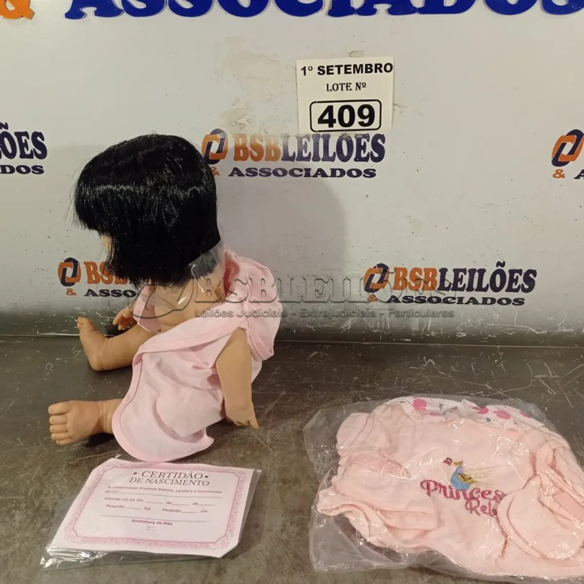 LOTE 409 - 01 BONECA BEBE REBORN. (NO ESTADO) ATENÇÃO! FAZER A VISITAÇÃO ANTES DE ARREMATAR, NÃO SABEMOS SE FUNCIONA. LEILÃO NÃO TEM GARANTIA E NEM DEVOLUÇÃO, SUJEITO A POSSÍVEIS AVARIAS VISÍVEIS/OCULTAS E/OU AUSÊNCIA DE COMPONENTES.