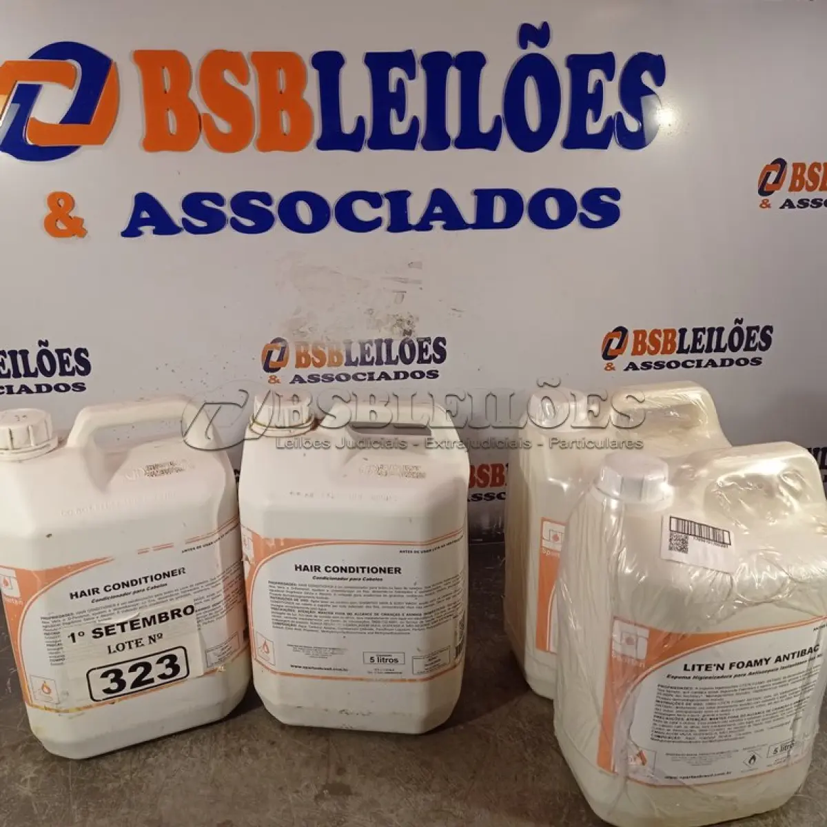 LOTE 323 - 10 LITROS DE ESPUMA HIGIENIZADORA PARA ANTISSEPSIA INSTANTÂNEA DAS MÃOS E 10 LITROS DE CONDICIONADOR PARA CABELOS. (NO ESTADO) ATENÇÃO! FAZER A VISITAÇÃO ANTES DE ARREMATAR, NÃO SABEMOS SE FUNCIONA. LEILÃO NÃO TEM GARANTIA E NEM DEVOLUÇÃO, SUJEITO A POSSÍVEIS AVARIAS VISÍVEIS/OCULTAS E/OU AUSÊNCIA DE COMPONENTES.