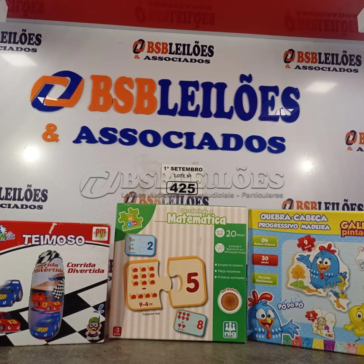 LOTE 425 - 01 BONECO JOÃO TEIMOSO, 01 JOGO DESCOBRINDO A MATEMÁTICA E 01 QUEBRA-CABEÇA DA GALINHA PINTADINHA. (NO ESTADO) ATENÇÃO! FAZER A VISITAÇÃO ANTES DE ARREMATAR, NÃO SABEMOS SE FUNCIONA. LEILÃO NÃO TEM GARANTIA E NEM DEVOLUÇÃO, SUJEITO A POSSÍVEIS AVARIAS VISÍVEIS/OCULTAS E/OU AUSÊNCIA DE COMPONENTES.