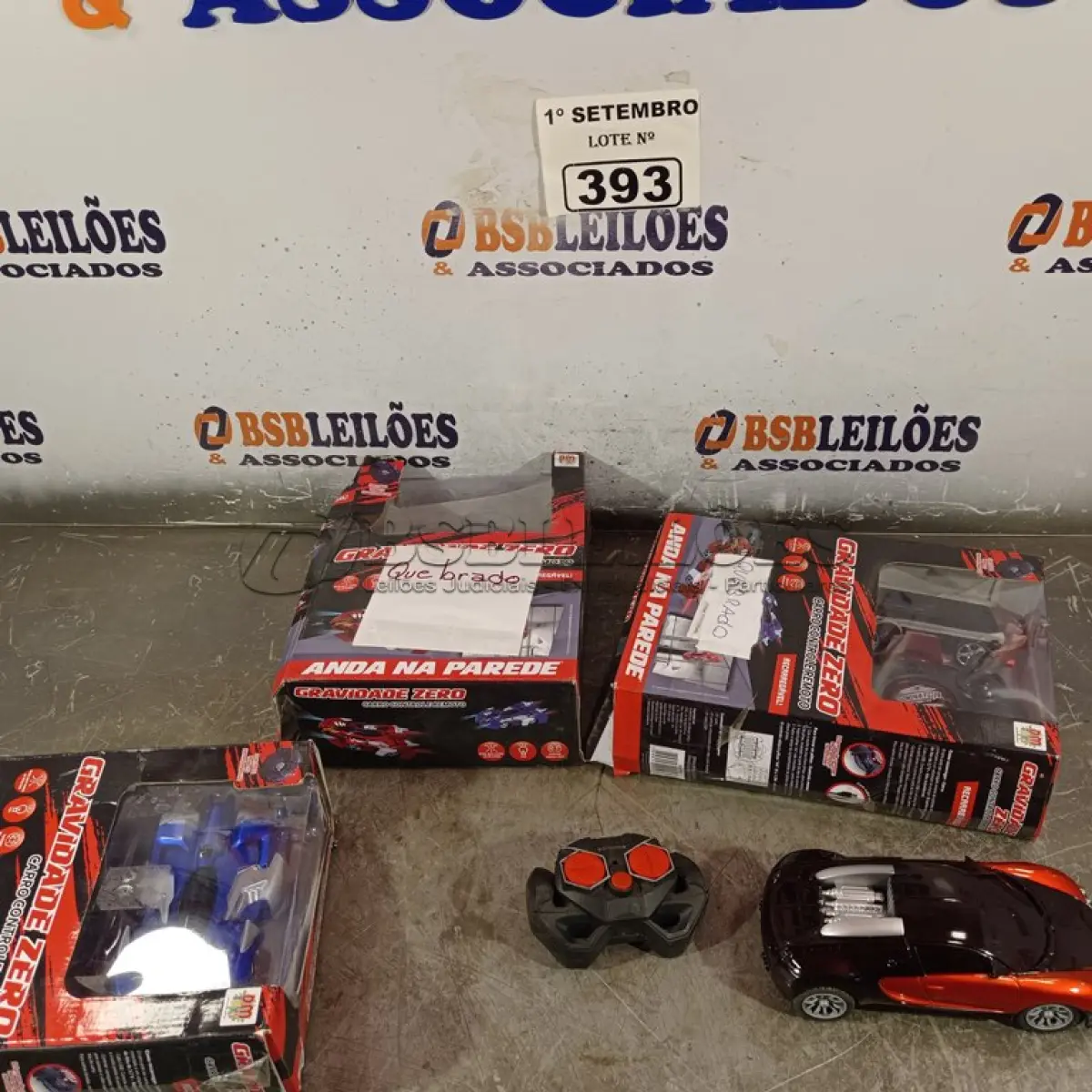 LOTE 393 - 03 CARRINHOS DE CONTROLE REMOTO. (NO ESTADO) ATENÇÃO! FAZER A VISITAÇÃO ANTES DE ARREMATAR, NÃO SABEMOS SE FUNCIONA. LEILÃO NÃO TEM GARANTIA E NEM DEVOLUÇÃO, SUJEITO A POSSÍVEIS AVARIAS VISÍVEIS/OCULTAS E/OU AUSÊNCIA DE COMPONENTES.