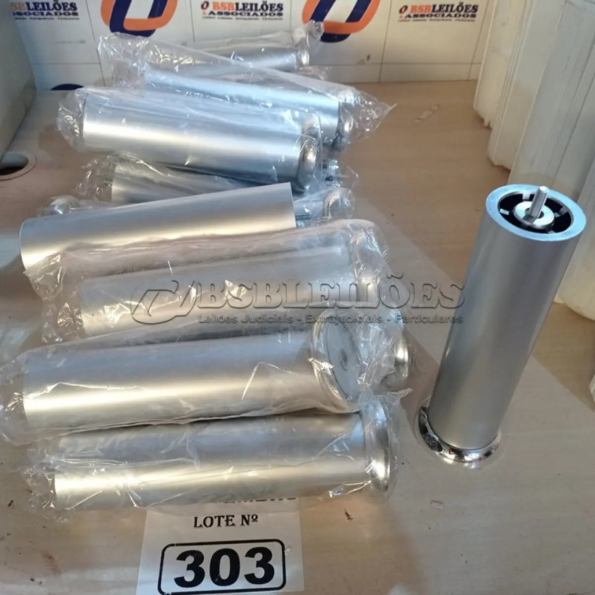 LOTE 303 - 01 LOTE COM VÁRIOS PÉS PARA GUARDA-ROUPAS. (NO ESTADO) ATENÇÃO! FAZER A VISITAÇÃO ANTES DE ARREMATAR, NÃO SABEMOS SE FUNCIONA. LEILÃO NÃO TEM GARANTIA E NEM DEVOLUÇÃO, SUJEITO A POSSÍVEIS AVARIAS VISÍVEIS/OCULTAS E/OU AUSÊNCIA DE COMPONENTES.
