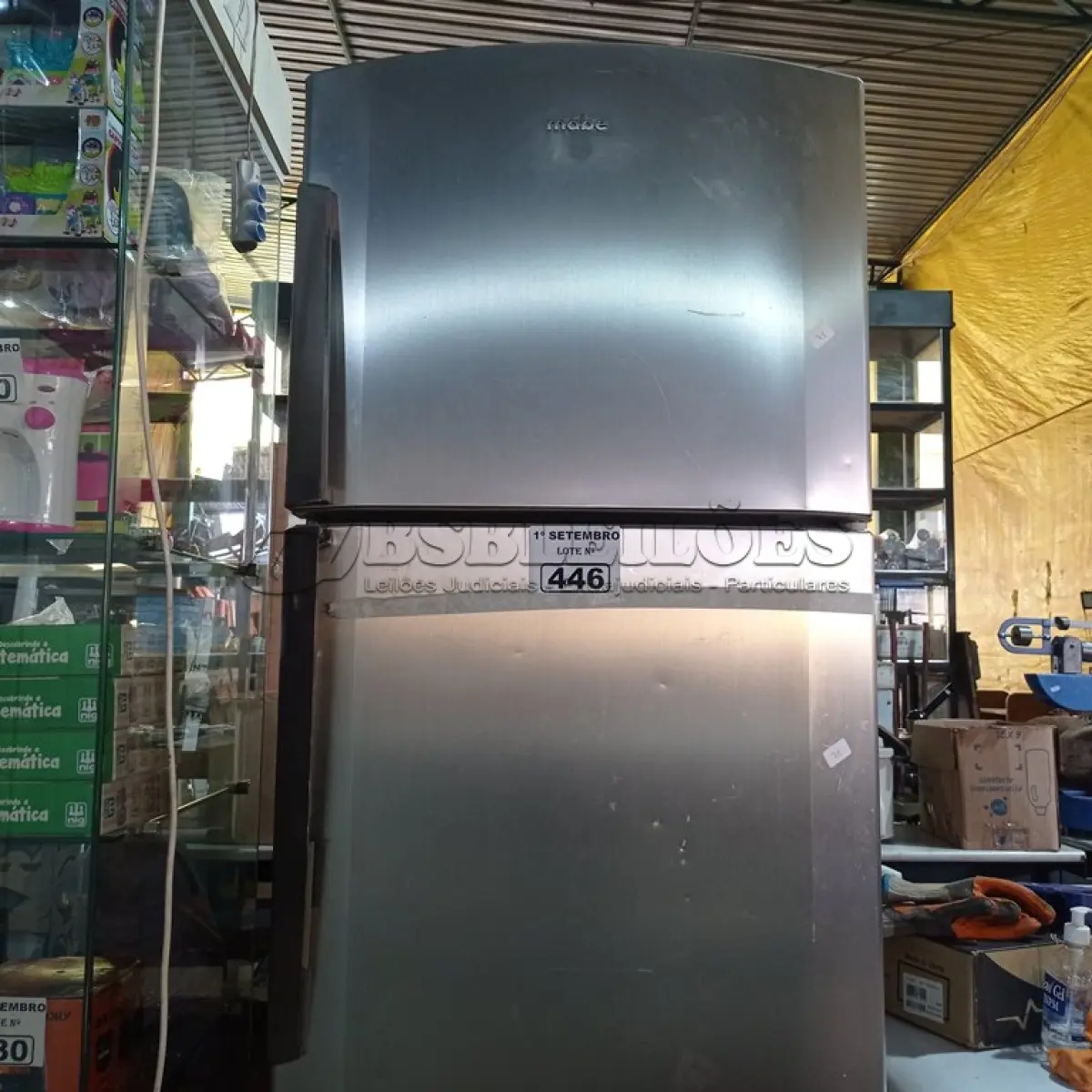 LOTE 446 - 01 GELADEIRA MARCA MABE 220V. (NO ESTADO) ATENÇÃO! FAZER A VISITAÇÃO ANTES DE ARREMATAR, NÃO SABEMOS SE FUNCIONA. LEILÃO NÃO TEM GARANTIA E NEM DEVOLUÇÃO, SUJEITO A POSSÍVEIS AVARIAS VISÍVEIS/OCULTAS E/OU AUSÊNCIA DE COMPONENTES.
