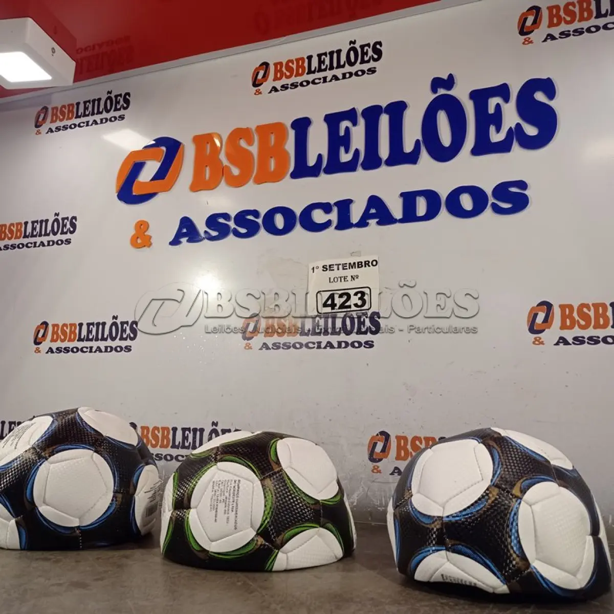LOTE 423 - 03 BOLAS DE FUTEBOL. (NO ESTADO) ATENÇÃO! FAZER A VISITAÇÃO ANTES DE ARREMATAR, NÃO SABEMOS SE FUNCIONA. LEILÃO NÃO TEM GARANTIA E NEM DEVOLUÇÃO, SUJEITO A POSSÍVEIS AVARIAS VISÍVEIS/OCULTAS E/OU AUSÊNCIA DE COMPONENTES.