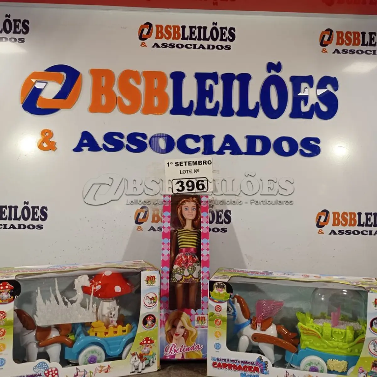 LOTE 396 - 02 BATE-VOLTA MUSICAL CARRUAGEM E 01 BONECA BELINDA. (NO ESTADO) ATENÇÃO! FAZER A VISITAÇÃO ANTES DE ARREMATAR, NÃO SABEMOS SE FUNCIONA. LEILÃO NÃO TEM GARANTIA E NEM DEVOLUÇÃO, SUJEITO A POSSÍVEIS AVARIAS VISÍVEIS/OCULTAS E/OU AUSÊNCIA DE COMPONENTES.