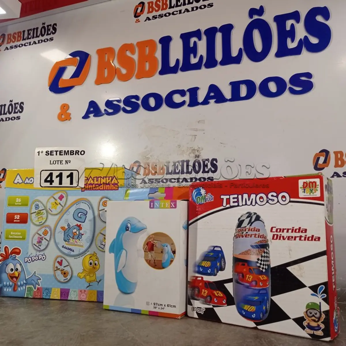 LOTE 411 - 02 BONECOS JOÃO TEIMOSO SENDO 01 GOLFINHO E 01 ALFABETO DE MADEIRA DA GALINHA PINTADINHA. (NO ESTADO) ATENÇÃO! FAZER A VISITAÇÃO ANTES DE ARREMATAR, NÃO SABEMOS SE FUNCIONA. LEILÃO NÃO TEM GARANTIA E NEM DEVOLUÇÃO, SUJEITO A POSSÍVEIS AVARIAS VISÍVEIS/OCULTAS E/OU AUSÊNCIA DE COMPONENTES.