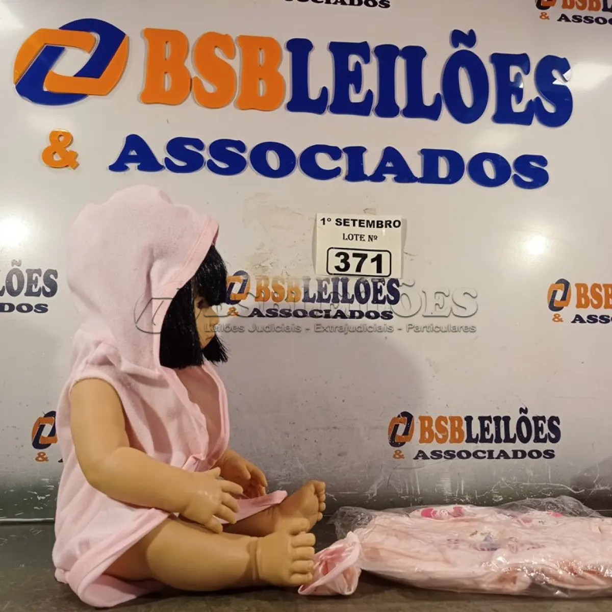 LOTE 371 - 01 BONECA BEBE REBORN. (NO ESTADO) ATENÇÃO! FAZER A VISITAÇÃO ANTES DE ARREMATAR, NÃO SABEMOS SE FUNCIONA. LEILÃO NÃO TEM GARANTIA E NEM DEVOLUÇÃO, SUJEITO A POSSÍVEIS AVARIAS VISÍVEIS/OCULTAS E/OU AUSÊNCIA DE COMPONENTES.