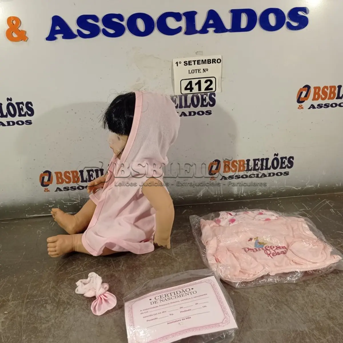 LOTE 412 - 01 BONECA BEBE REBORN. (NO ESTADO) ATENÇÃO! FAZER A VISITAÇÃO ANTES DE ARREMATAR, NÃO SABEMOS SE FUNCIONA. LEILÃO NÃO TEM GARANTIA E NEM DEVOLUÇÃO, SUJEITO A POSSÍVEIS AVARIAS VISÍVEIS/OCULTAS E/OU AUSÊNCIA DE COMPONENTES.