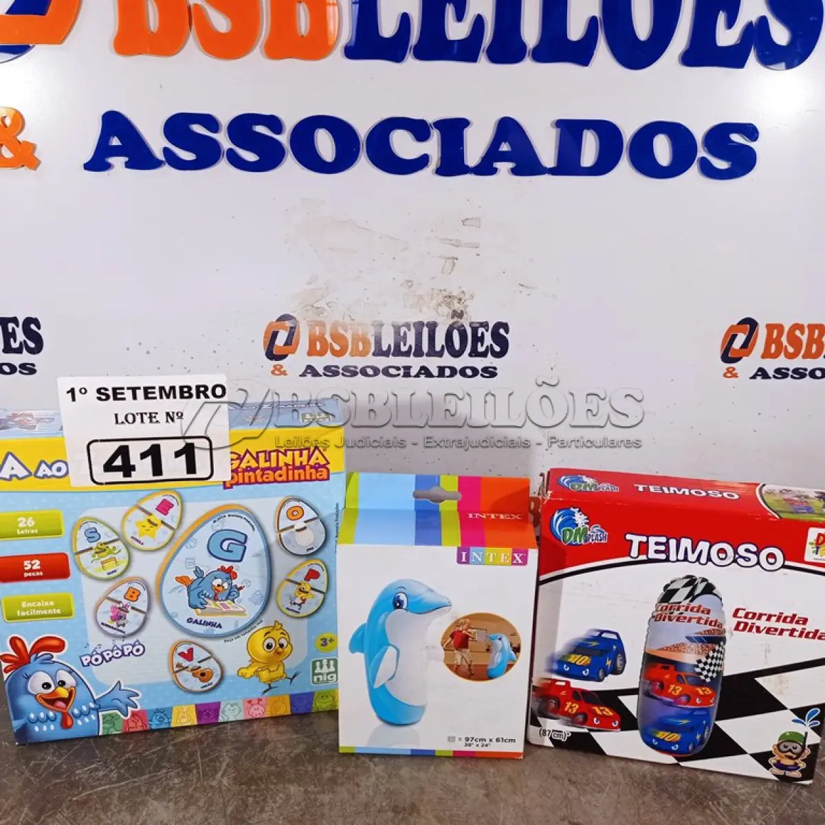 LOTE 411 - 02 BONECOS JOÃO TEIMOSO SENDO 01 GOLFINHO E 01 ALFABETO DE MADEIRA DA GALINHA PINTADINHA. (NO ESTADO) ATENÇÃO! FAZER A VISITAÇÃO ANTES DE ARREMATAR, NÃO SABEMOS SE FUNCIONA. LEILÃO NÃO TEM GARANTIA E NEM DEVOLUÇÃO, SUJEITO A POSSÍVEIS AVARIAS VISÍVEIS/OCULTAS E/OU AUSÊNCIA DE COMPONENTES.