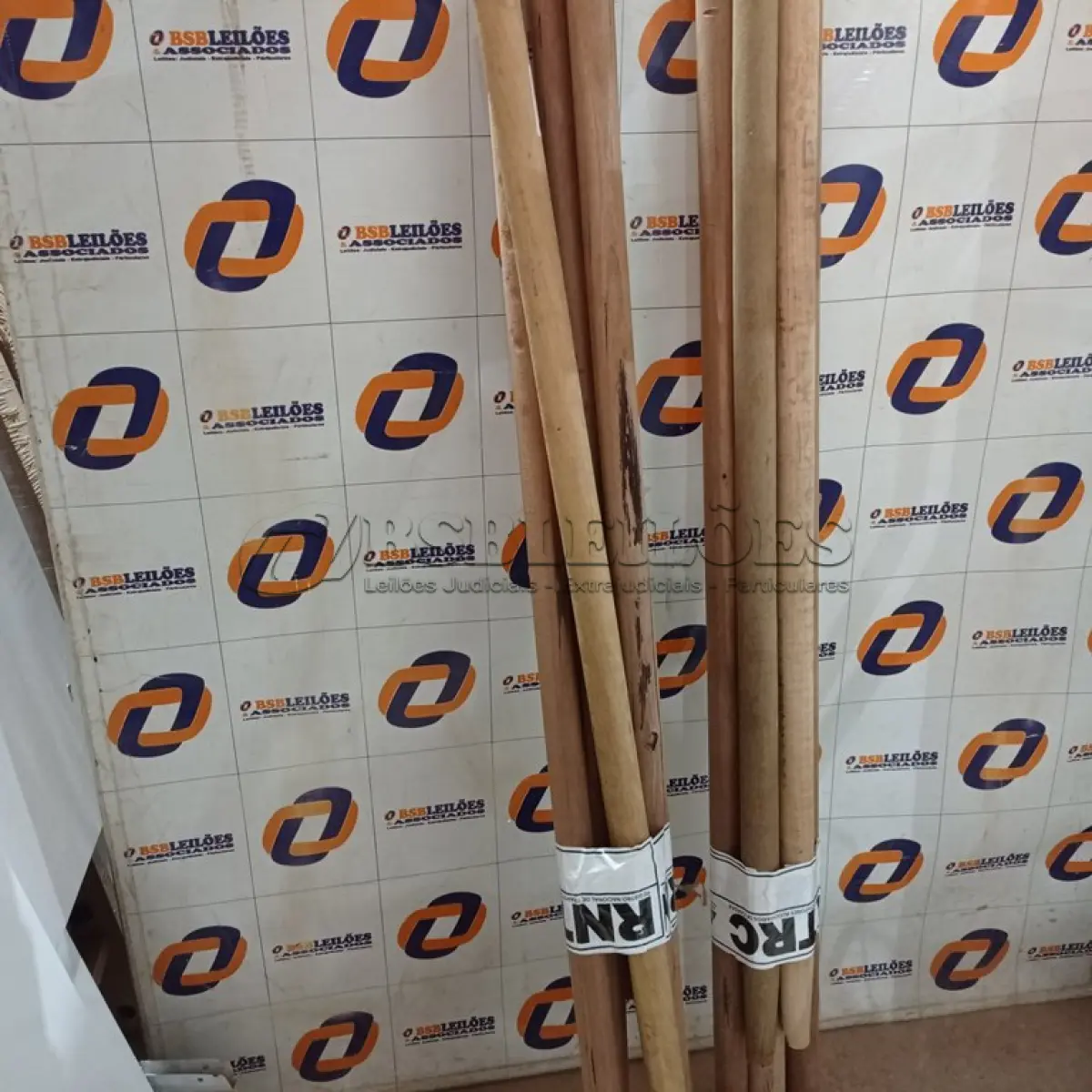 LOTE 561 - 01 LOTE COM VÁRIOS CABOS DE FERRAMENTAS DIVERSOS. (NO ESTADO) ATENÇÃO! FAZER A VISITAÇÃO ANTES DE ARREMATAR, NÃO SABEMOS SE FUNCIONA. LEILÃO NÃO TEM GARANTIA E NEM DEVOLUÇÃO, SUJEITO A POSSÍVEIS AVARIAS VISÍVEIS/OCULTAS E/OU AUSÊNCIA DE COMPONENTES.